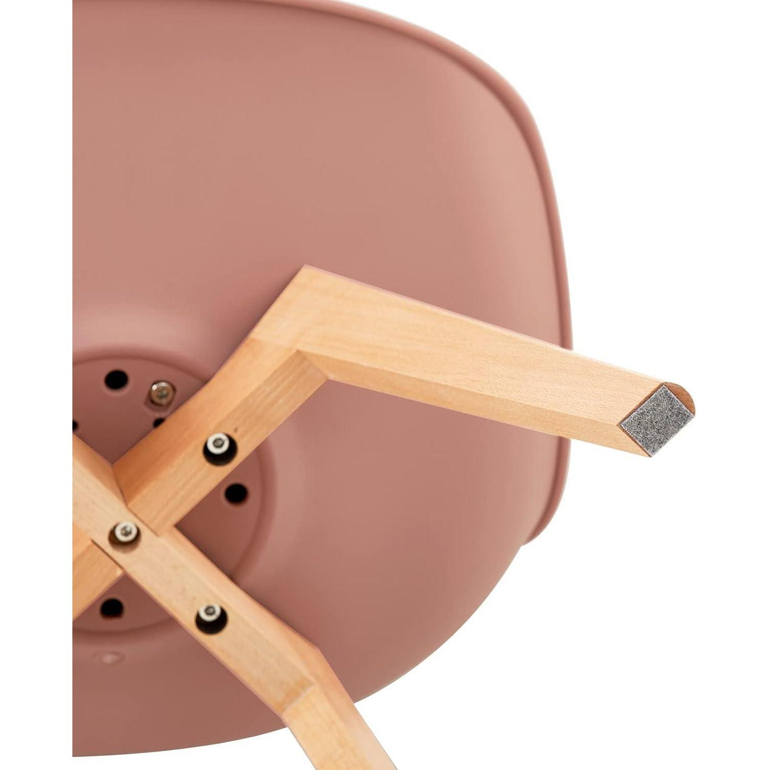 Vista dal basso di una sedia rosa con gambe in legno, viti e feltrino.