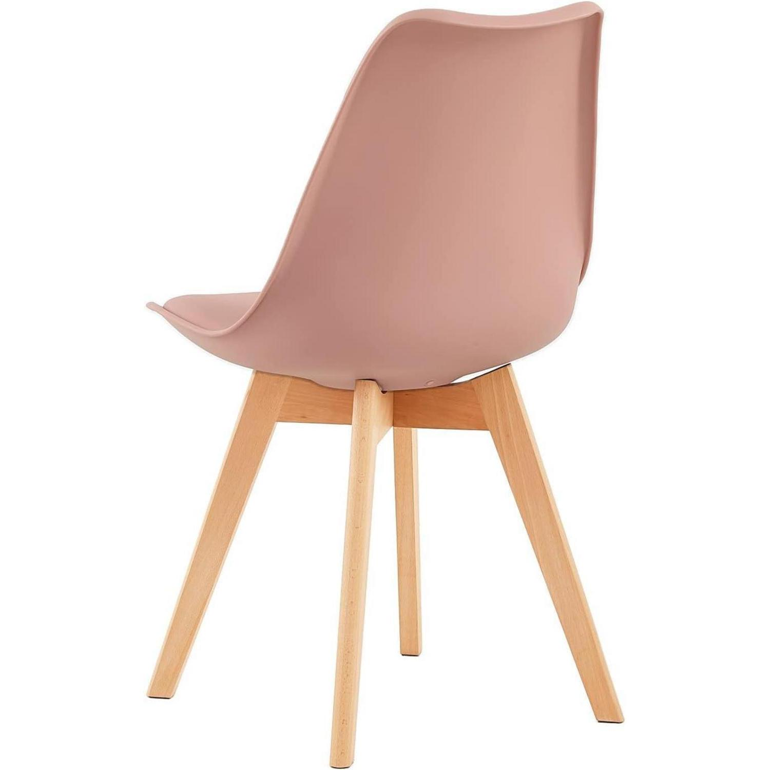 Una moderna sedia rosa con quattro gambe in legno chiaro su sfondo bianco.