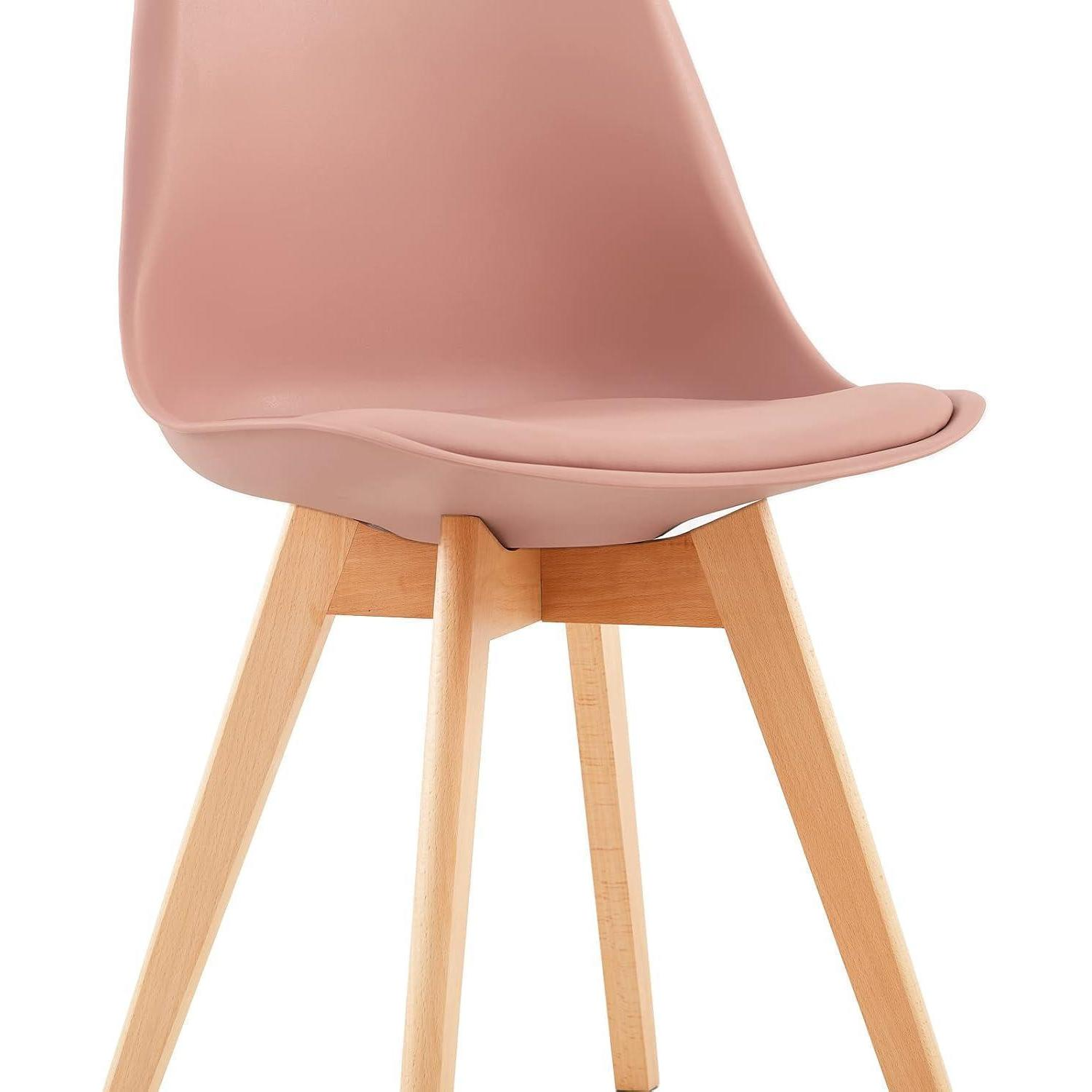 Una sedia moderna con seduta rosa e gambe in legno chiaro su fondo bianco.
