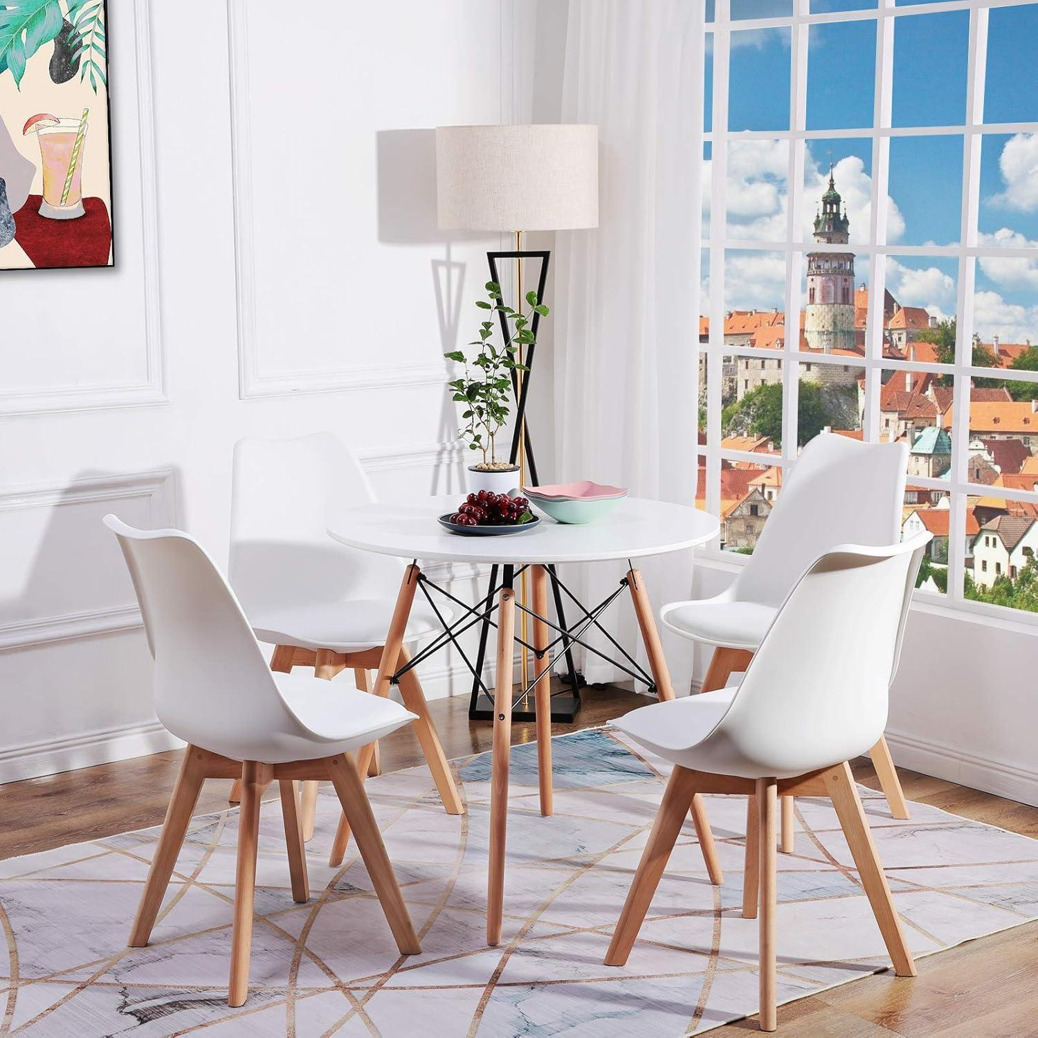 Moderno tavolo da pranzo bianco con gambe in legno e quattro sedie davanti a una grande finestra con vista sulla città.