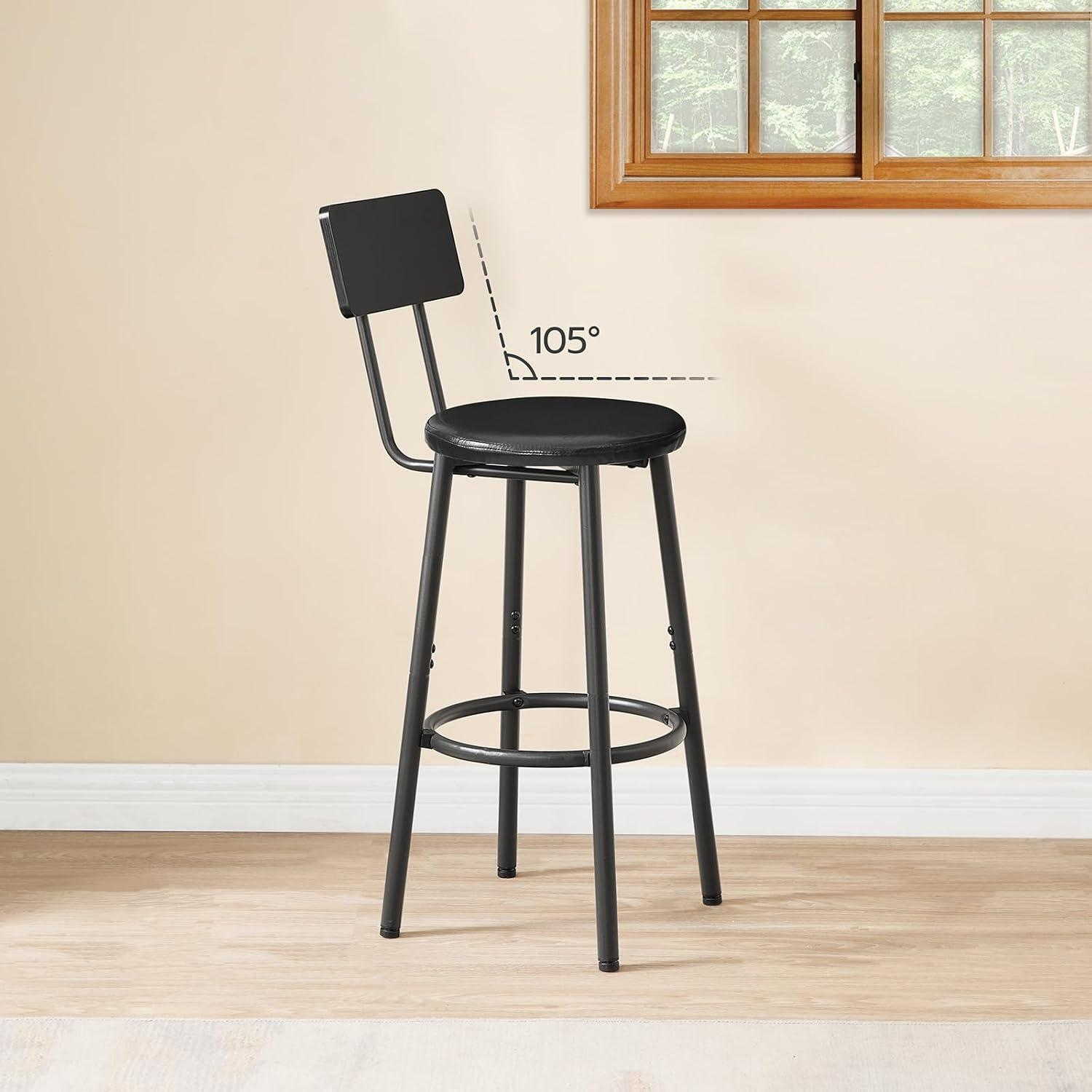 Sgabello da bar nero con schienale a 105 gradi su pavimento in legno, parete beige.