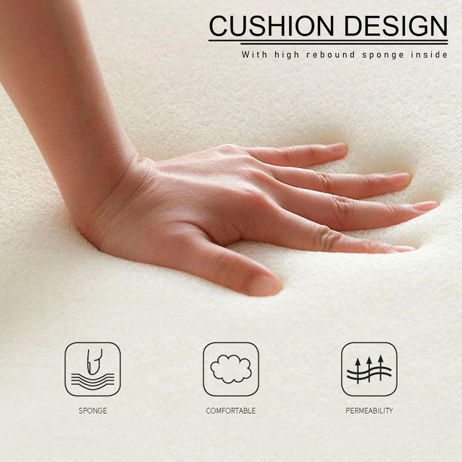 Una mano preme su un cuscino beige morbido. Il testo in alto dice Design del Cuscino.
