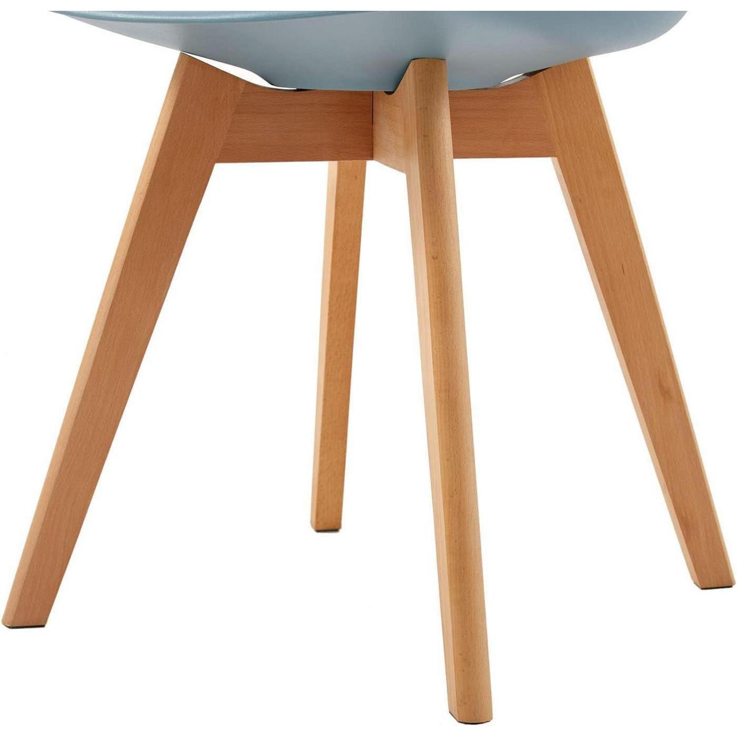 Primo piano delle gambe in legno della sedia e della seduta blu su sfondo bianco.