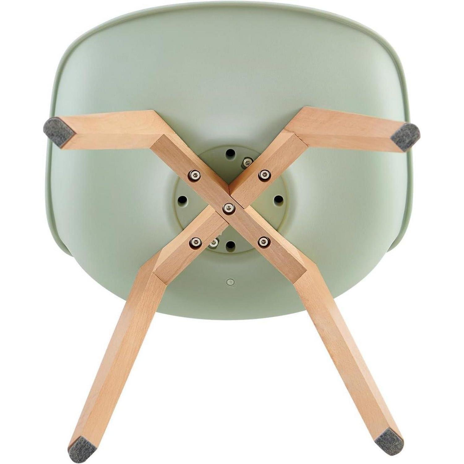 Vista dal basso di una sedia verde con gambe di legno incrociate e viti.