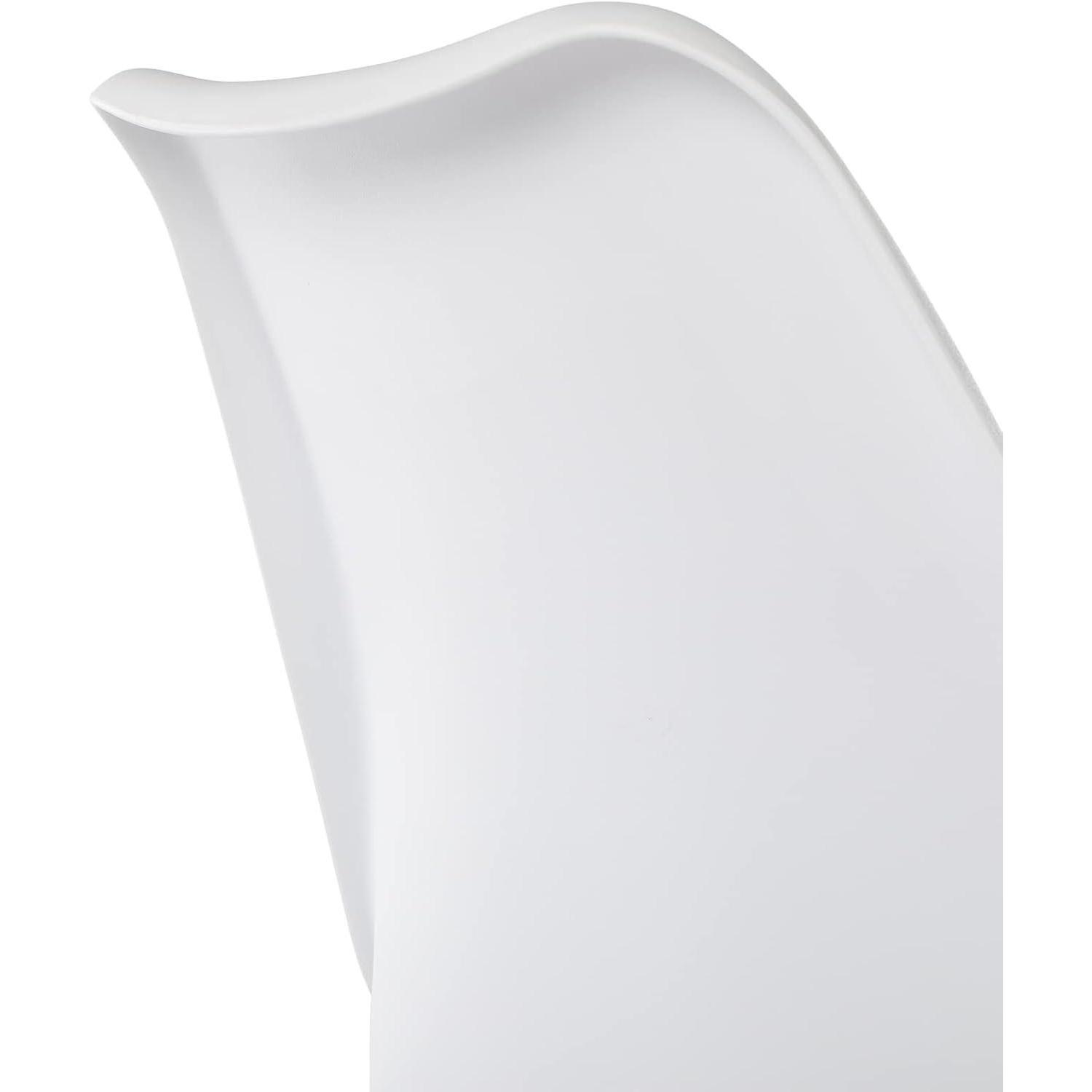 Primo piano dello schienale liscio e bianco di una sedia ergonomica su fondo bianco.
