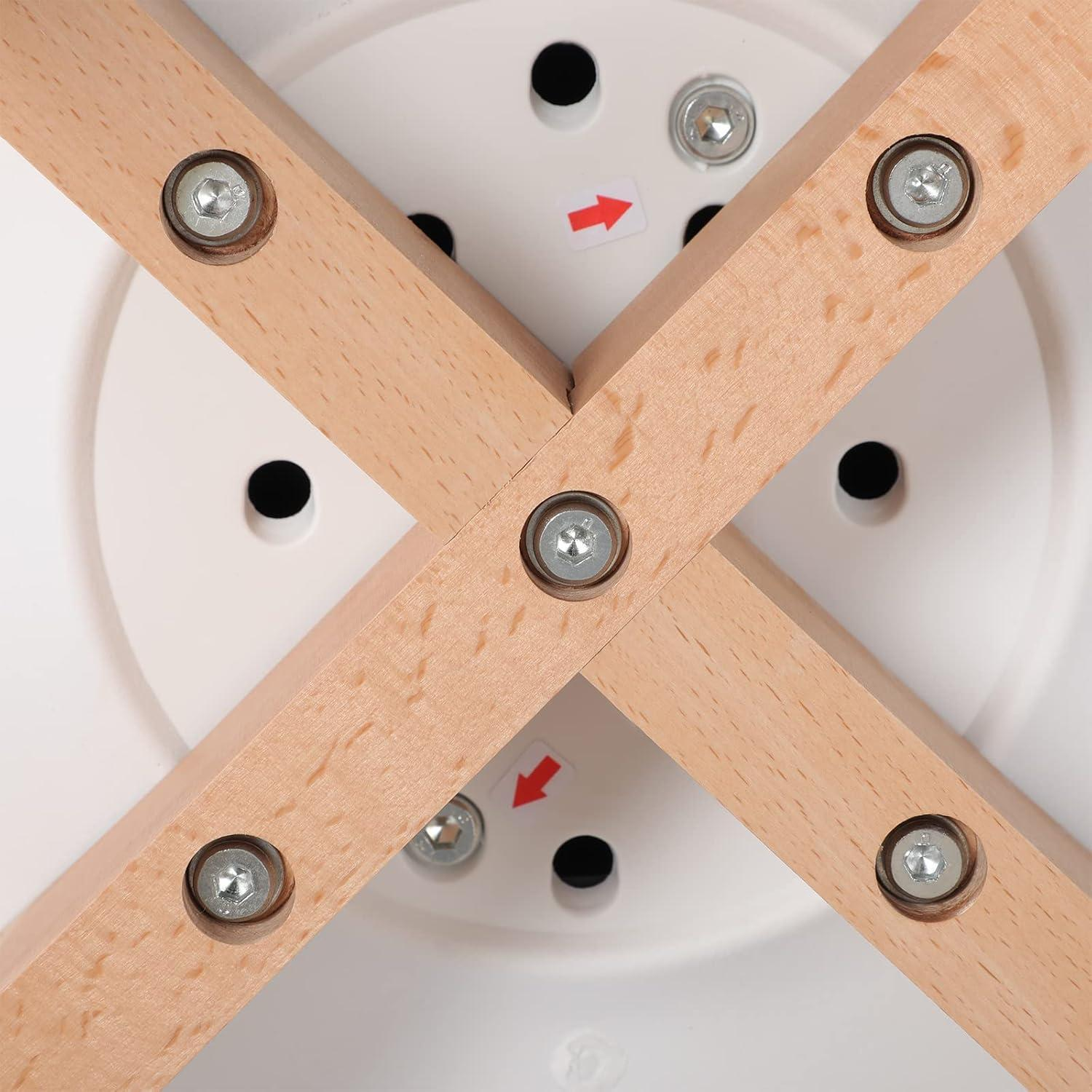 Le gambe di legno di una sedia sono fissate con viti a una base bianca, con frecce rosse.