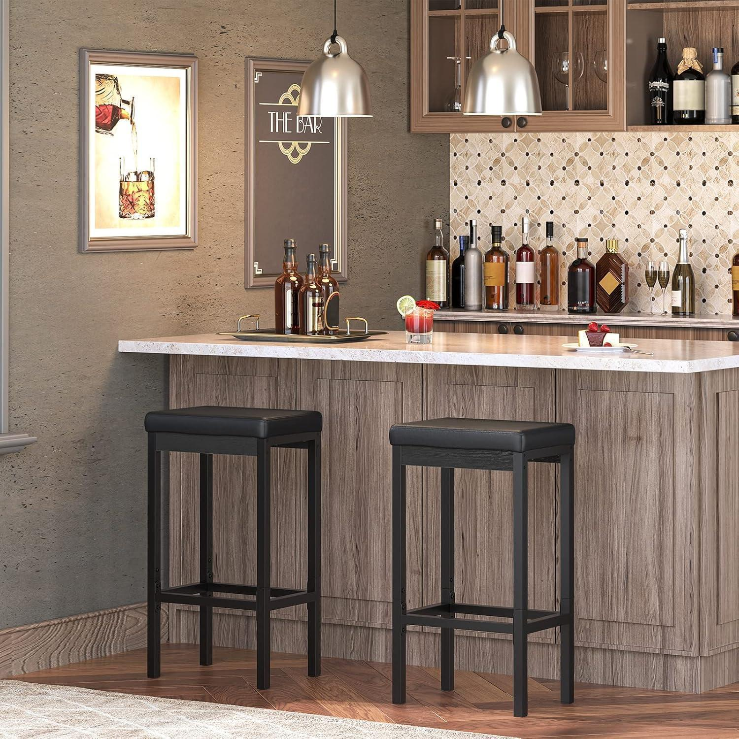 Bar moderno con due sgabelli neri, bancone in legno, lampade a sospensione e bottiglie di liquore sullo sfondo.