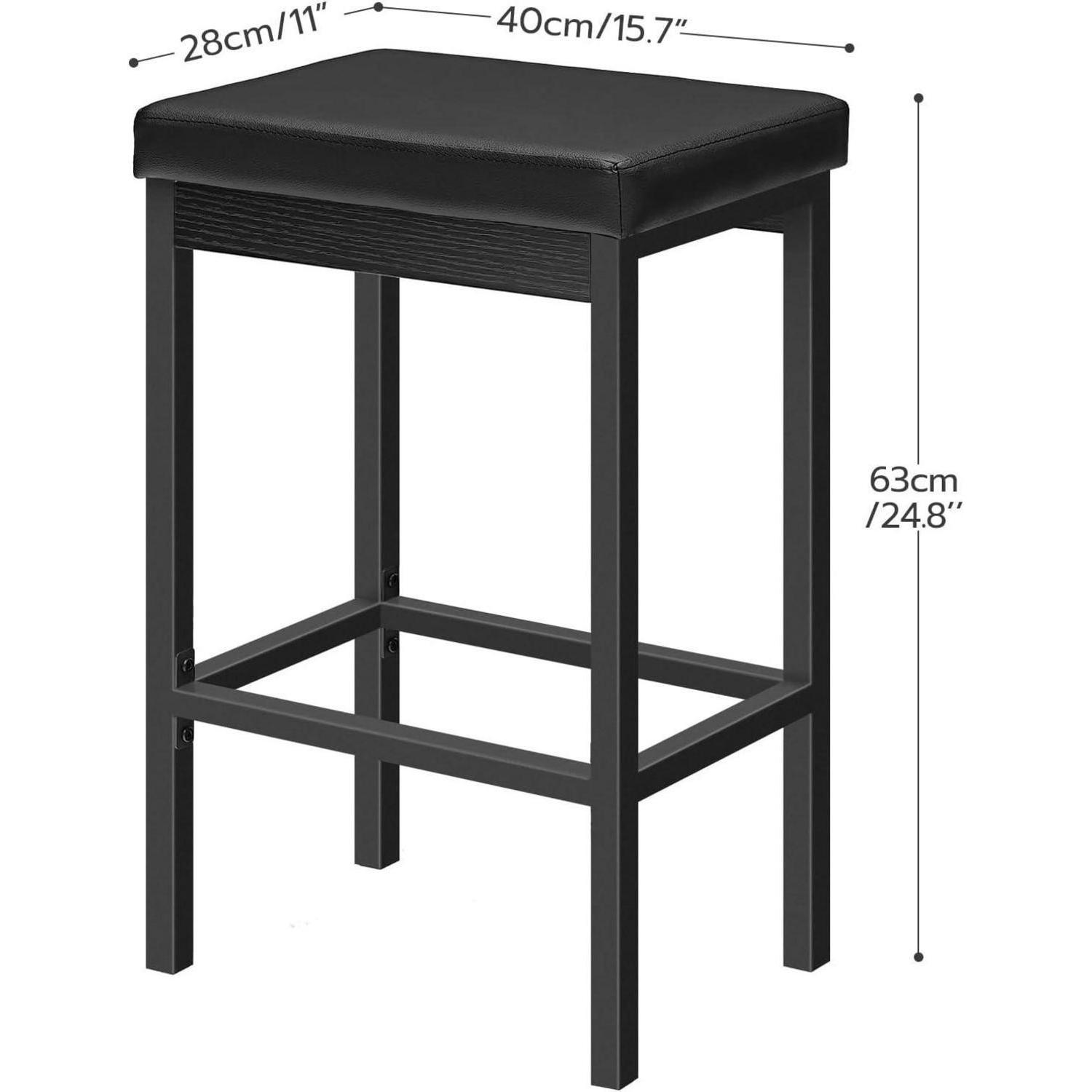 Uno sgabello da bar nero con struttura in metallo e seduta in ecopelle, misura 28x40x63 cm.
