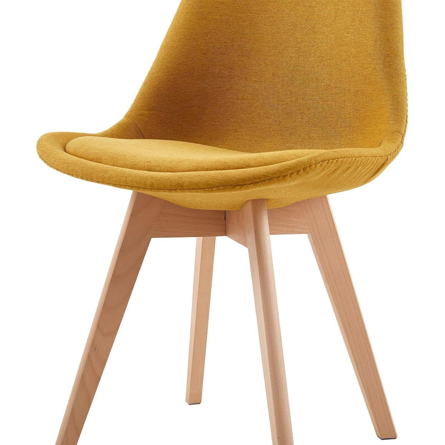 Moderna sedia imbottita gialla con quattro gambe in legno chiaro su sfondo bianco.