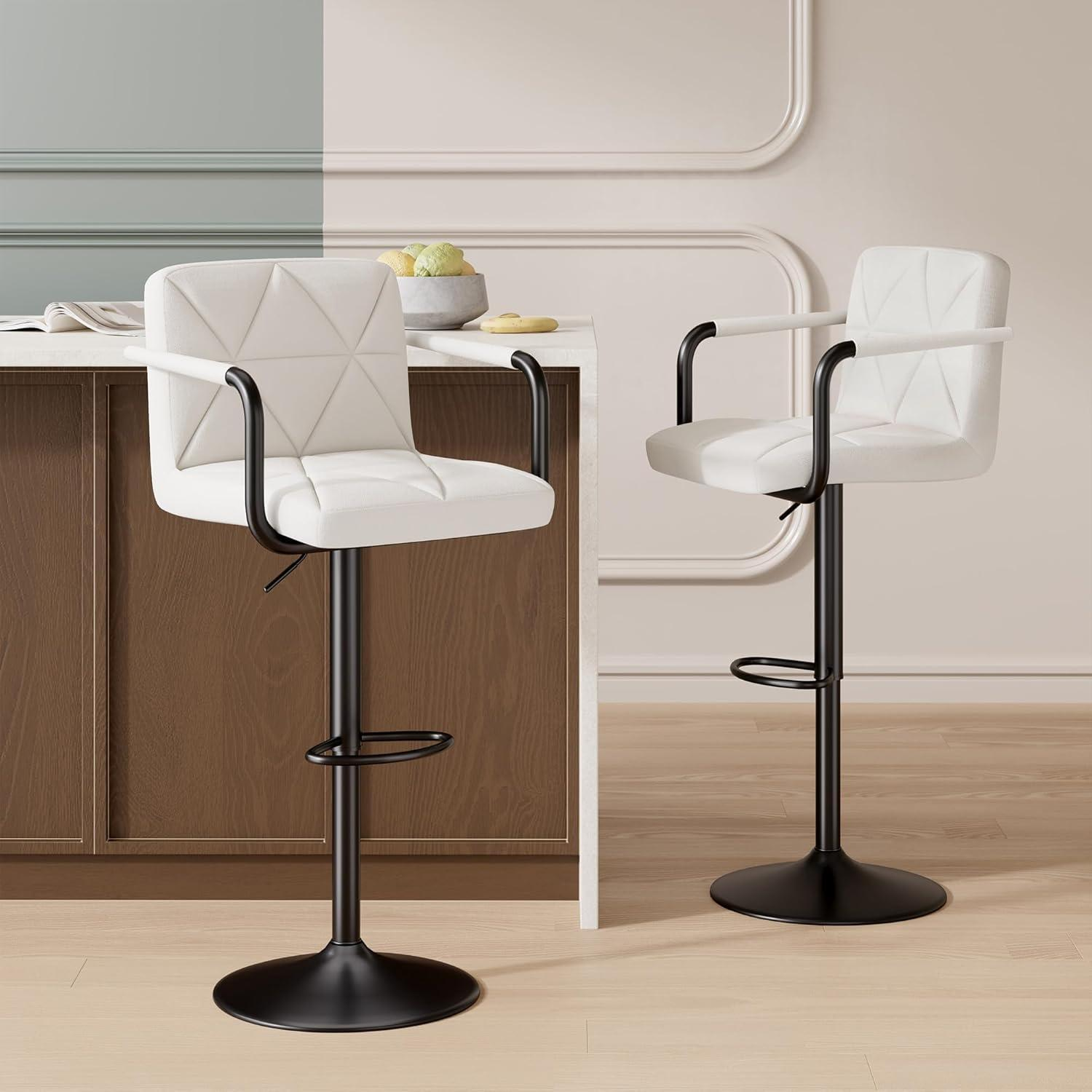 Due moderni sgabelli da bar bianchi con gambe e schienali in metallo nero in una cucina elegante.