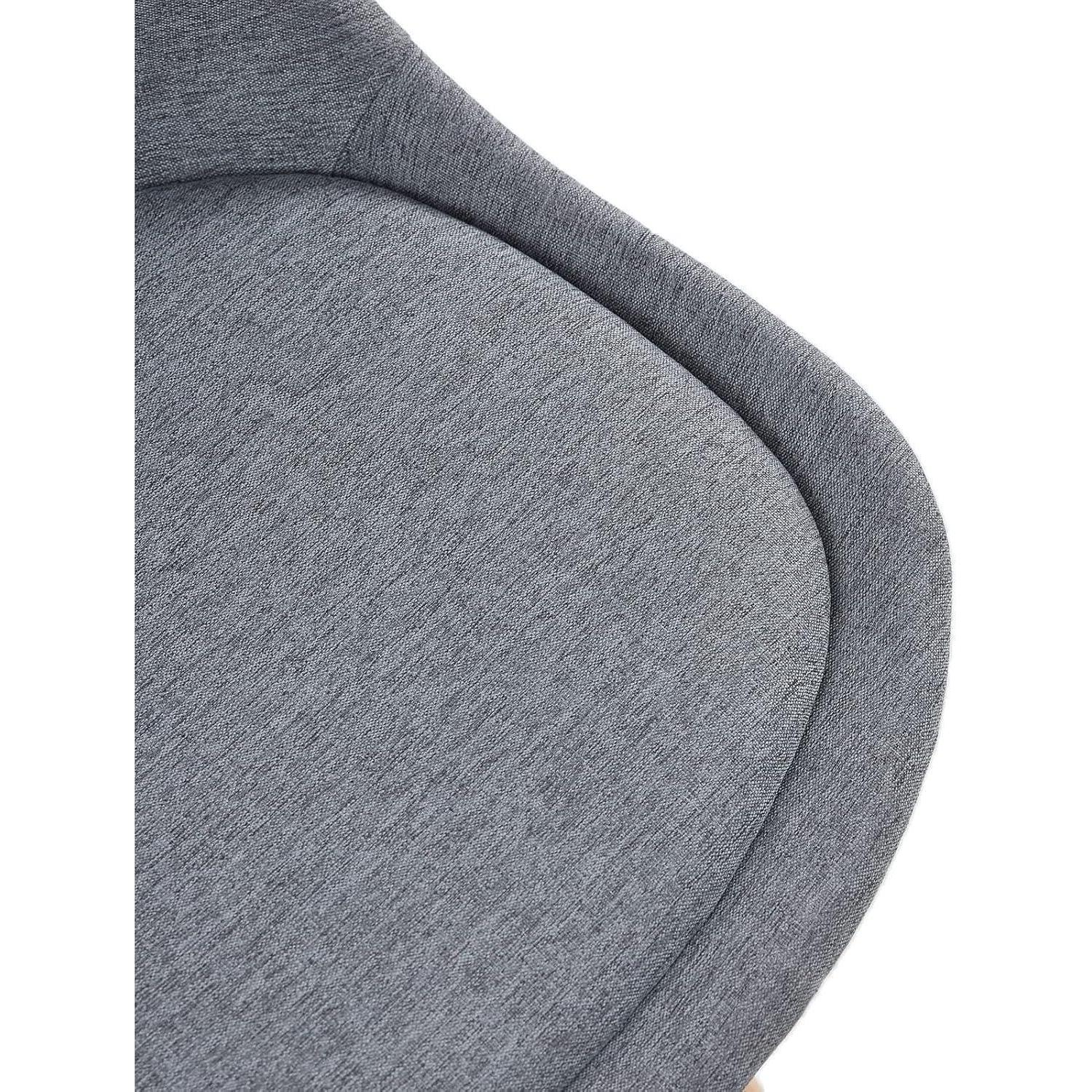 Primo piano della seduta di una sedia rivestita in tessuto grigio.