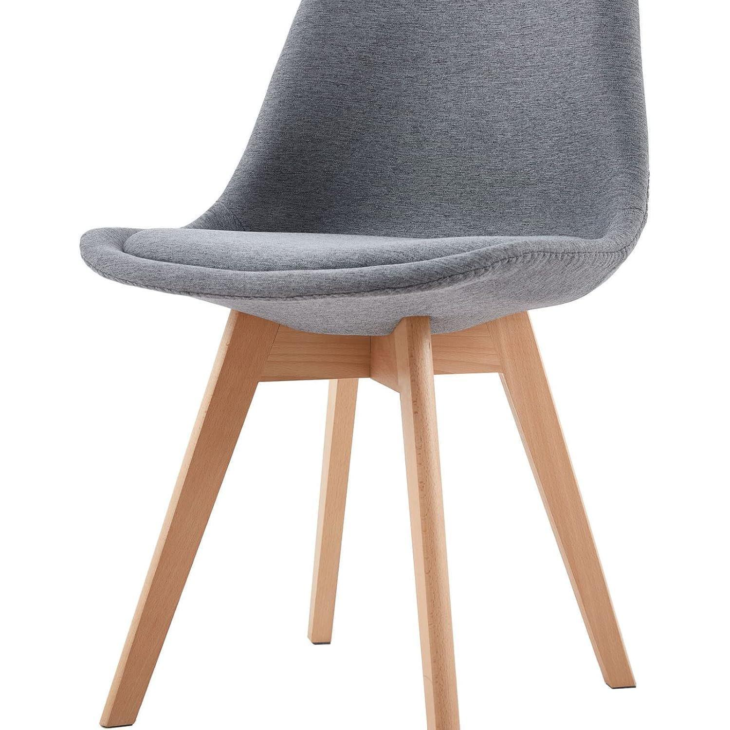 Una moderna sedia da pranzo in tessuto grigio con gambe in legno chiaro su sfondo bianco.