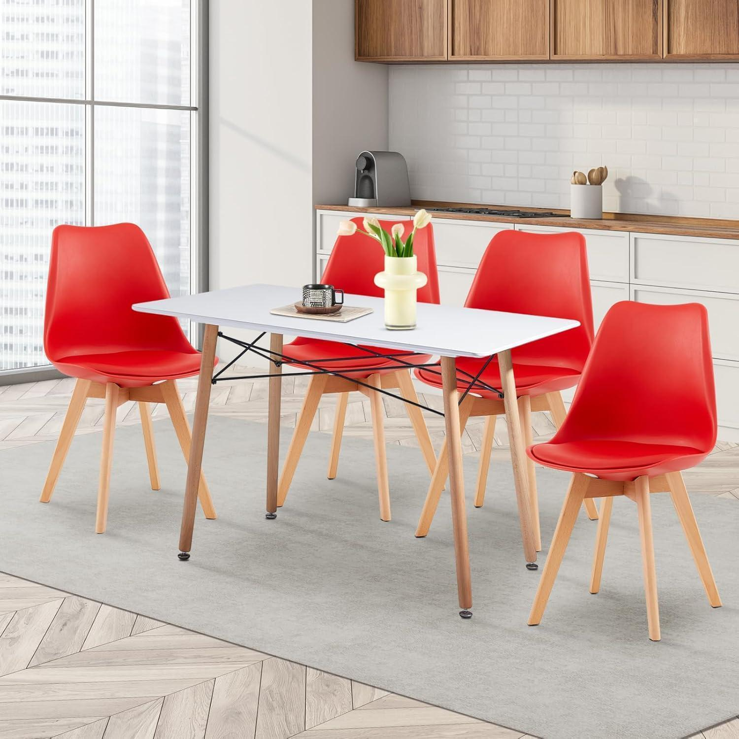 Un tavolo da pranzo bianco con quattro sedie rosse su un tappeto grigio in una cucina moderna.