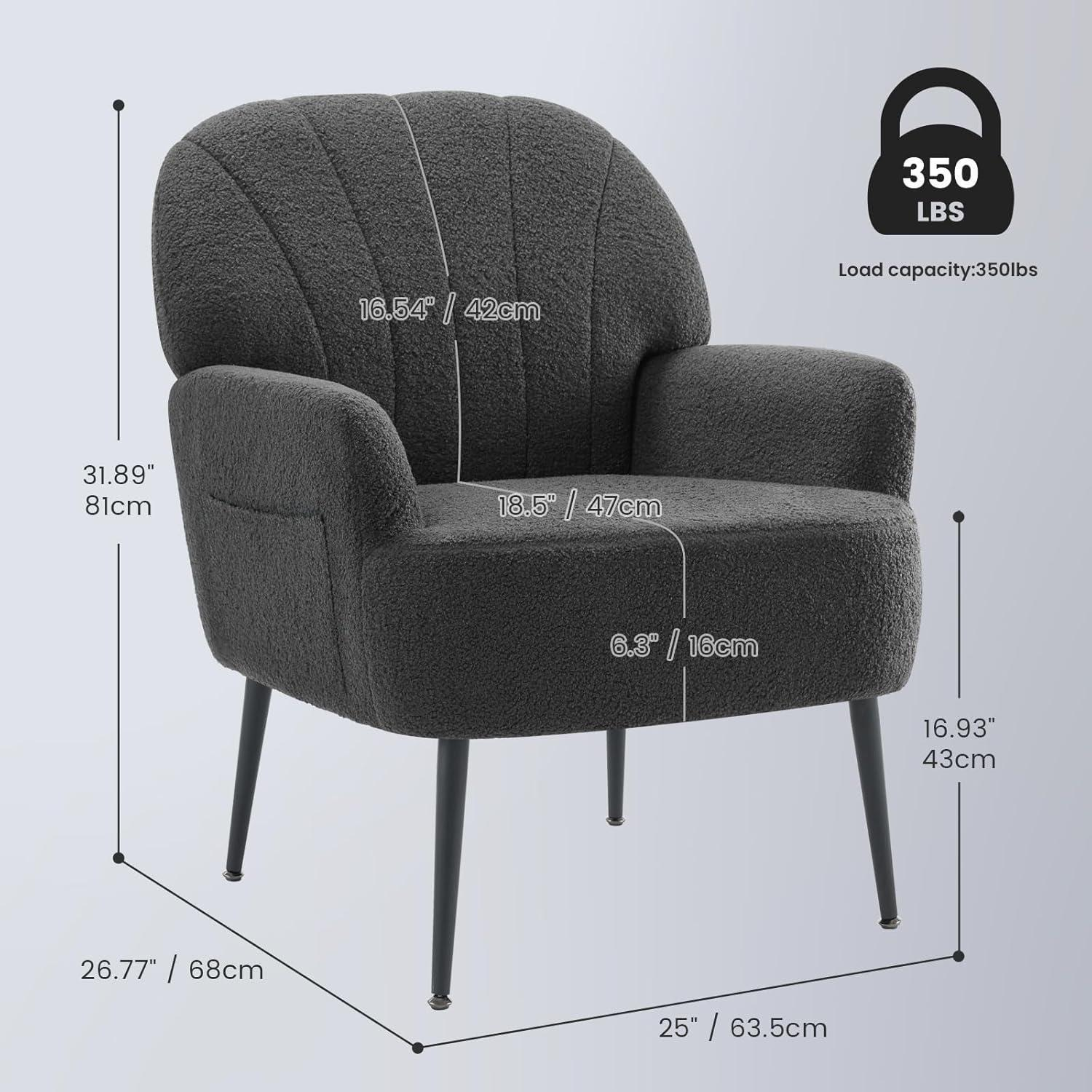 Una poltrona grigio scuro con dimensioni e capacità di carico di 350 libbre su sfondo chiaro.