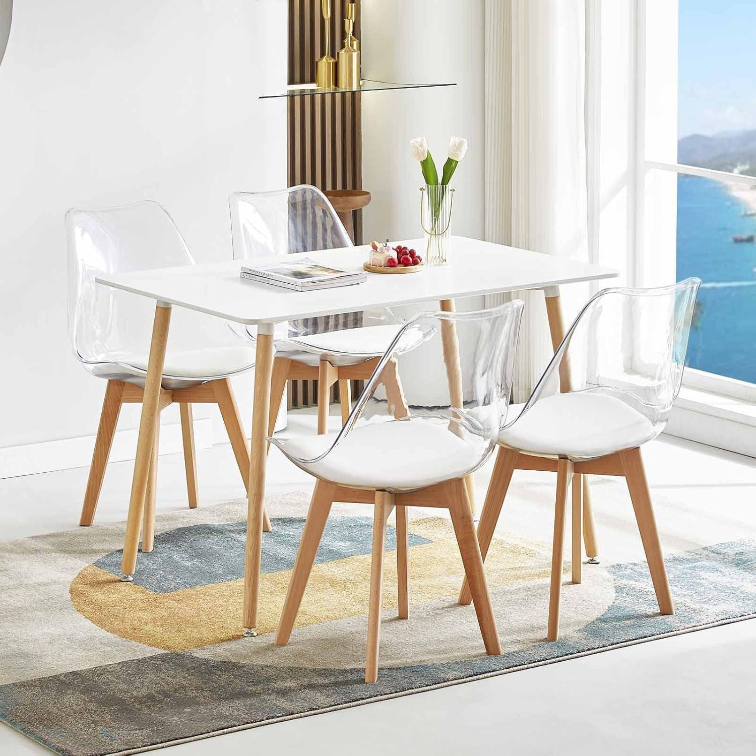 Moderno tavolo da pranzo con sedie trasparenti e gambe in legno.
