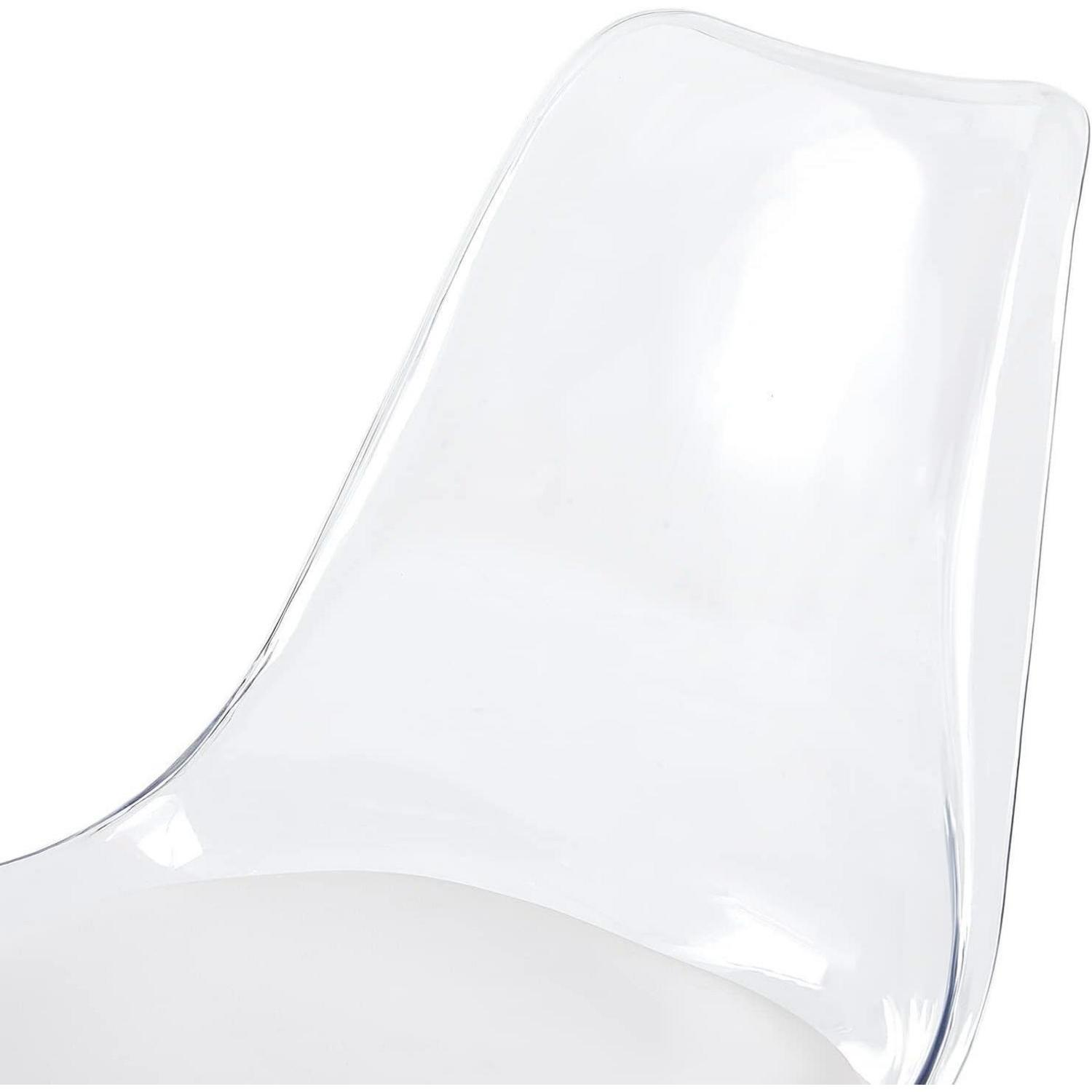 Primo piano dello schienale di una sedia in plastica trasparente con seduta bianca.