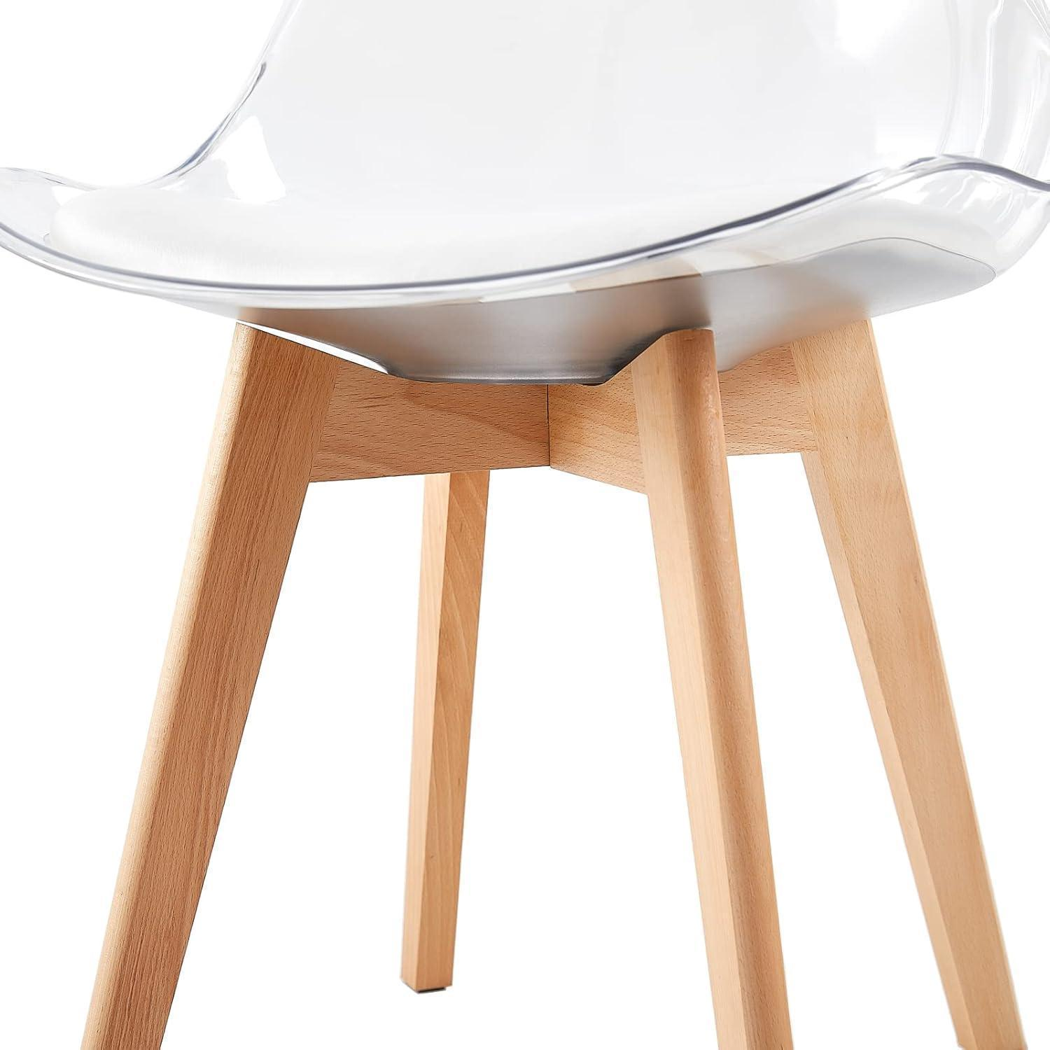 Sedia in plastica trasparente con gambe in legno chiaro su sfondo bianco.