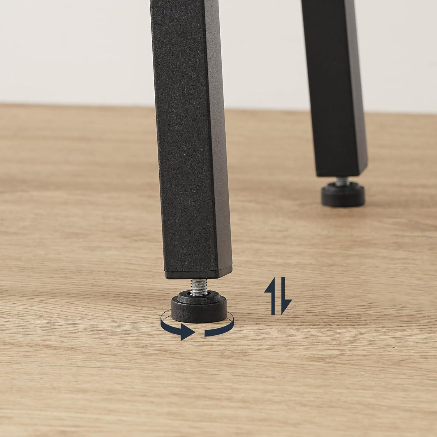 Gambe del tavolo nere regolabili su un pavimento in legno con icone grafiche che indicano rotazione e altezza.