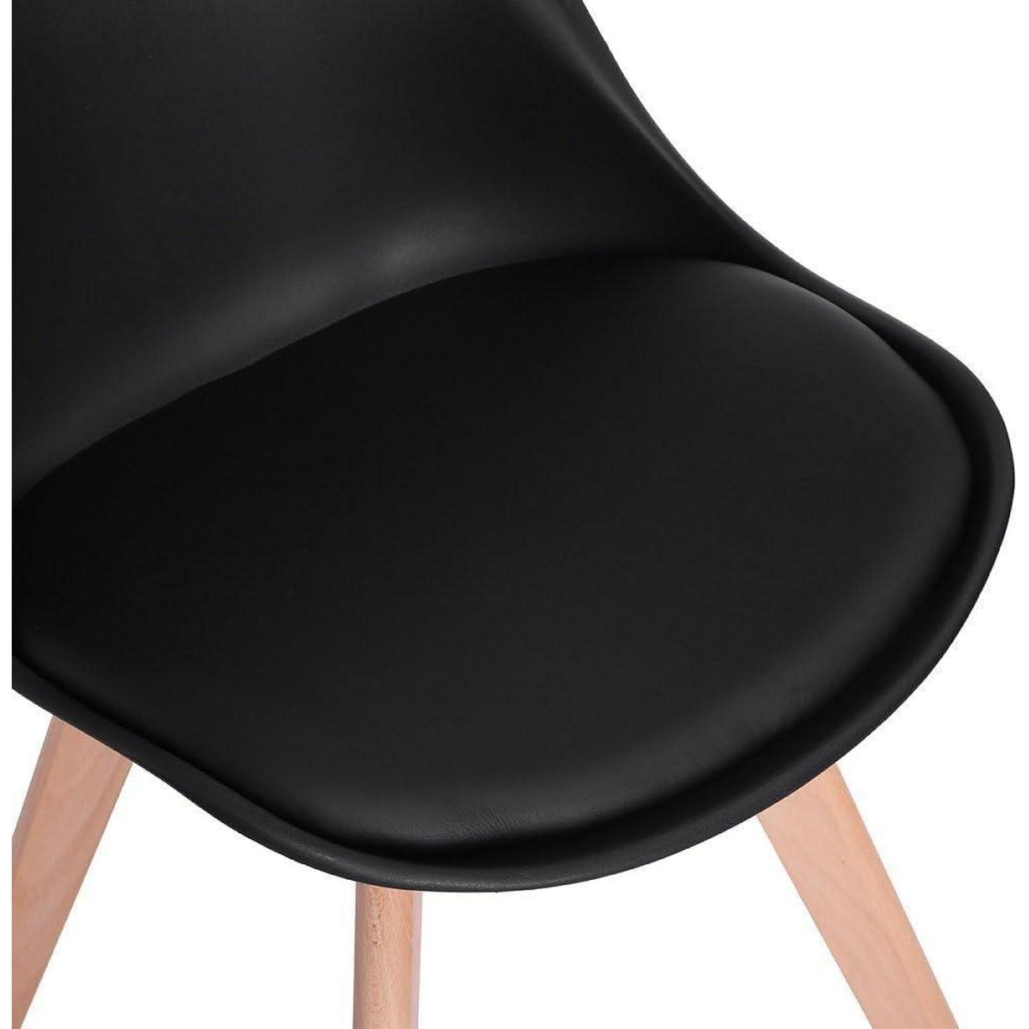 Primo piano di una moderna sedia nera con seduta imbottita e gambe in legno chiaro.