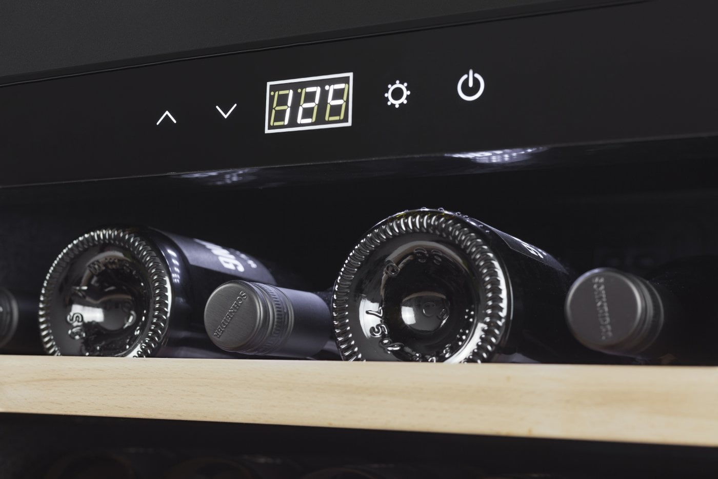 Weinkühlschrank mit digitalem Display und Holzeinlegeboden, auf dem Weinflaschen liegen.