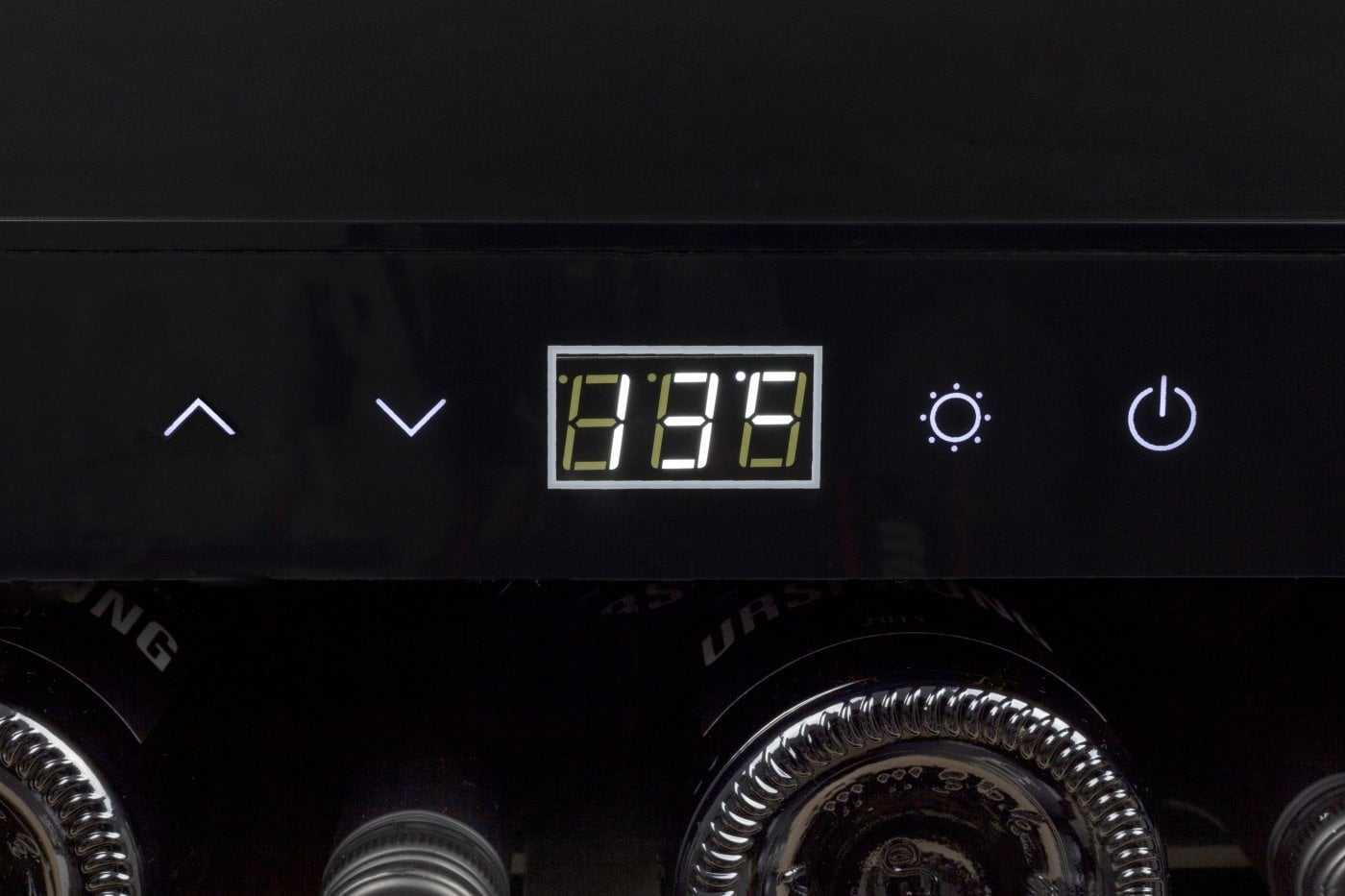 Digitales Display mit Temperaturanzeige und Touch-Bedienelementen über Weinflaschen.