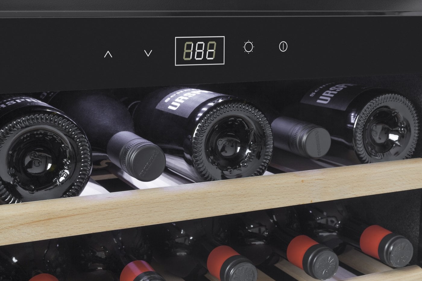 Nahaufnahme von Weinflaschen auf Holzregalen in einem Weinkühlschrank mit digitaler Temperaturanzeige.