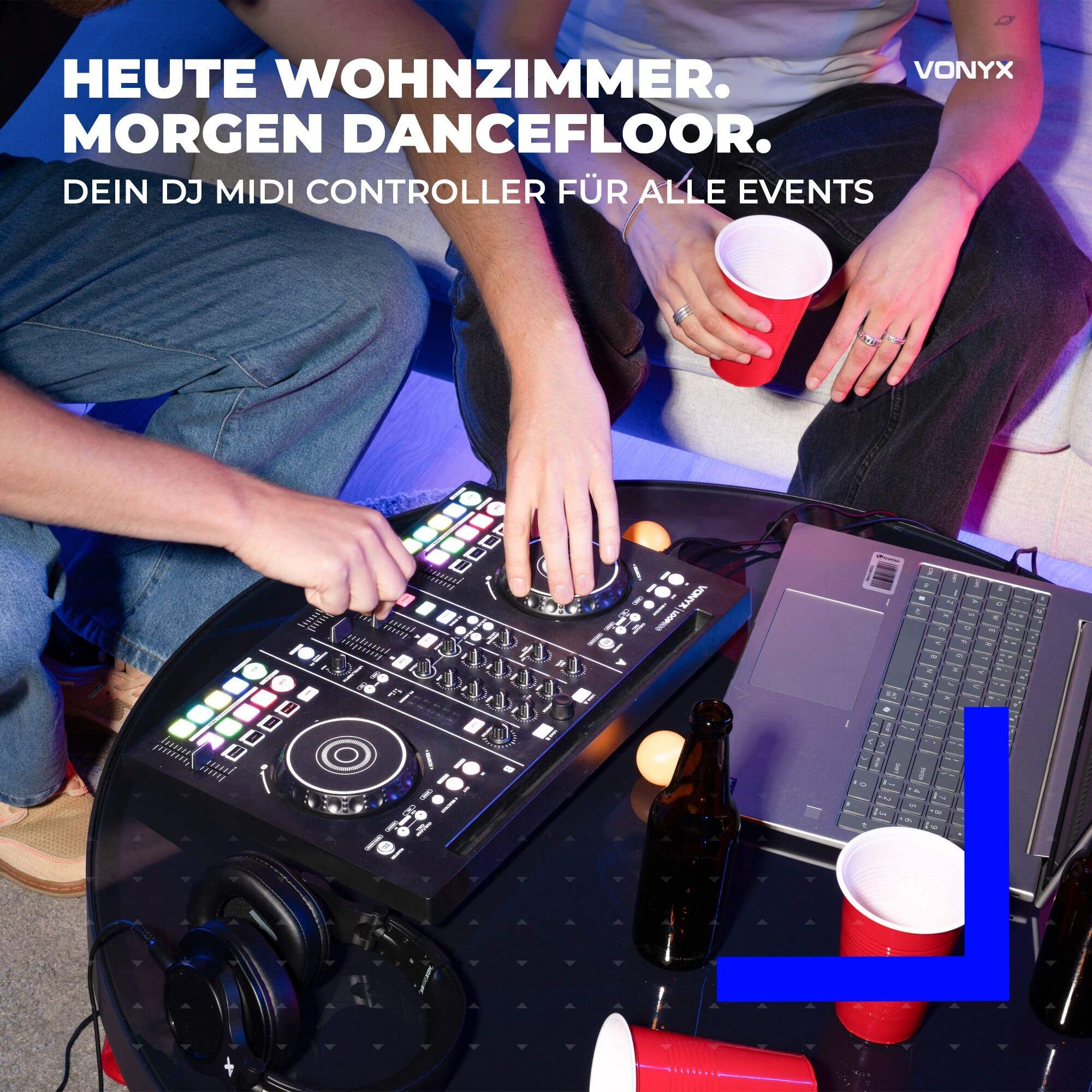 Zwei Personen bedienen einen DJ-Controller auf einem Couchtisch neben Laptop, Flaschen und roten Bechern.