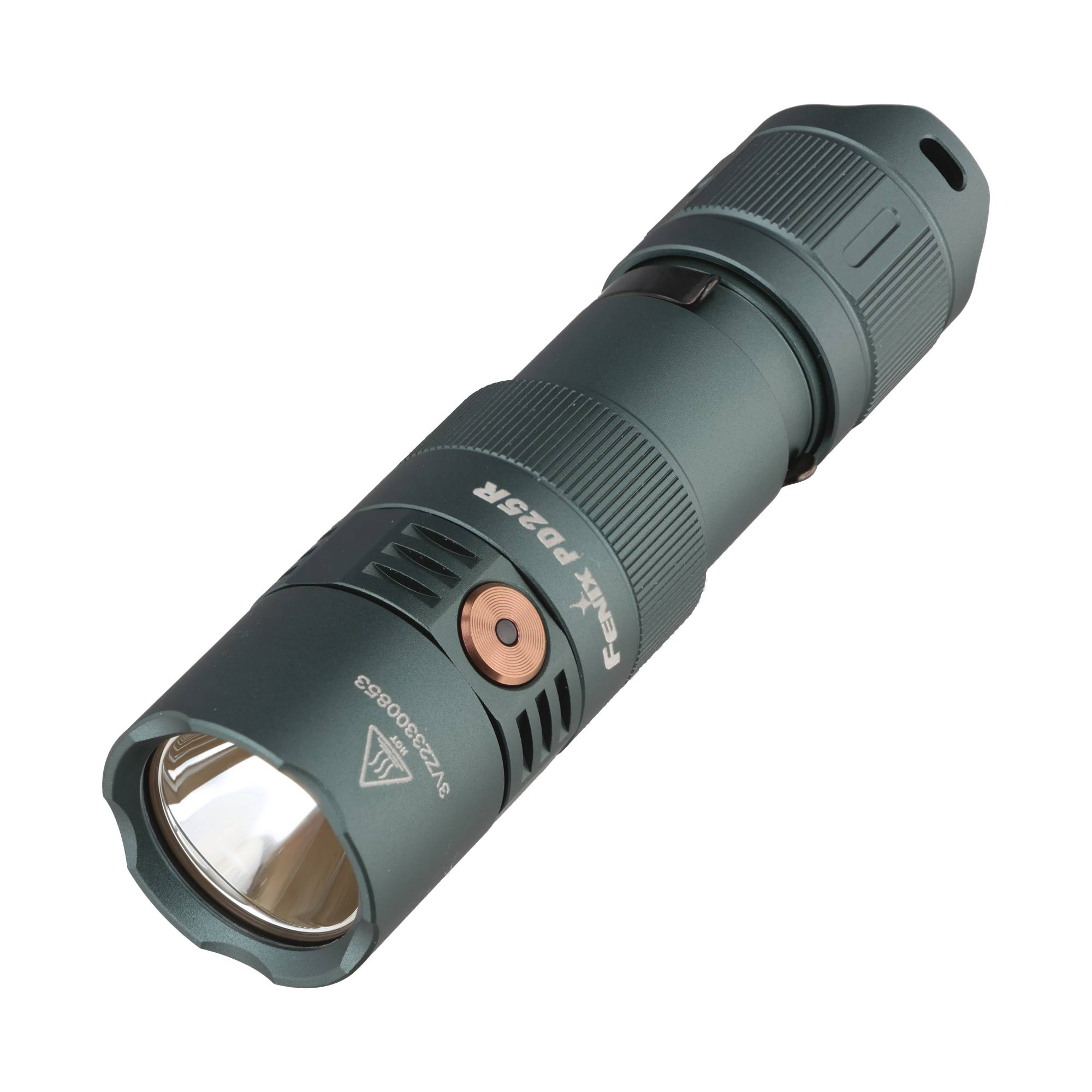 Eine grüne Fenix PD25R Taschenlampe mit Kupferknopf auf weißem Hintergrund.