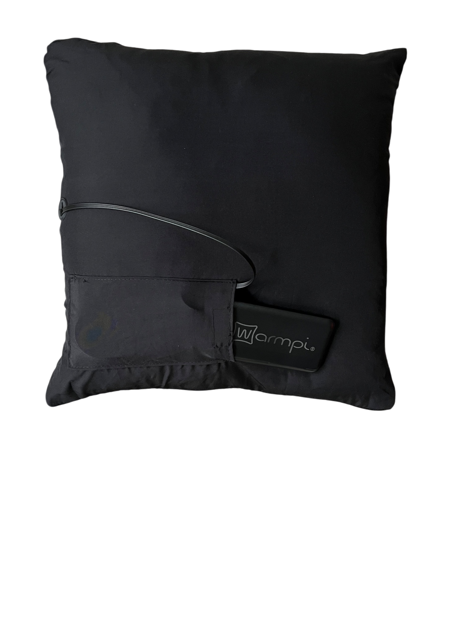 Ein schwarzes Kissen mit einer kleinen Tasche vorne, in der eine Powerbank mit dem Logo 'warmpi' steckt.