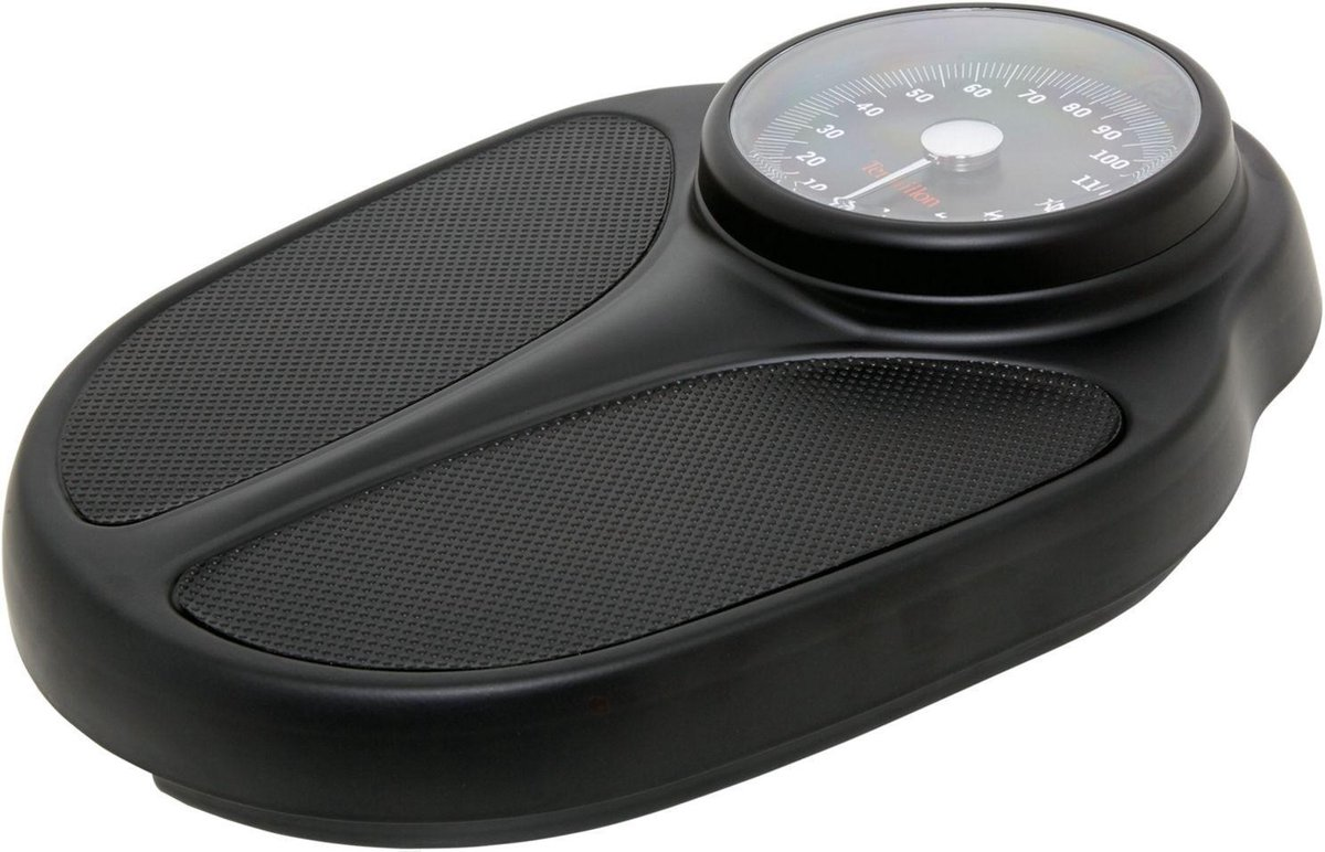 Eine schwarze mechanische Personenwaage mit runder Anzeige und zwei strukturierten Standflächen.