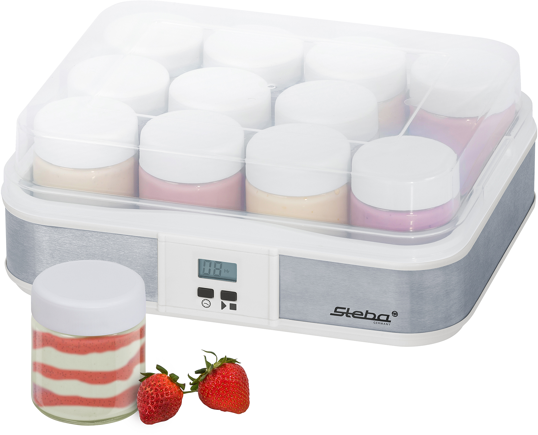 Ein Joghurtbereiter aus Edelstahl mit digitalem Display, gefüllt mit Joghurtgläsern, zwei Erdbeeren davor.