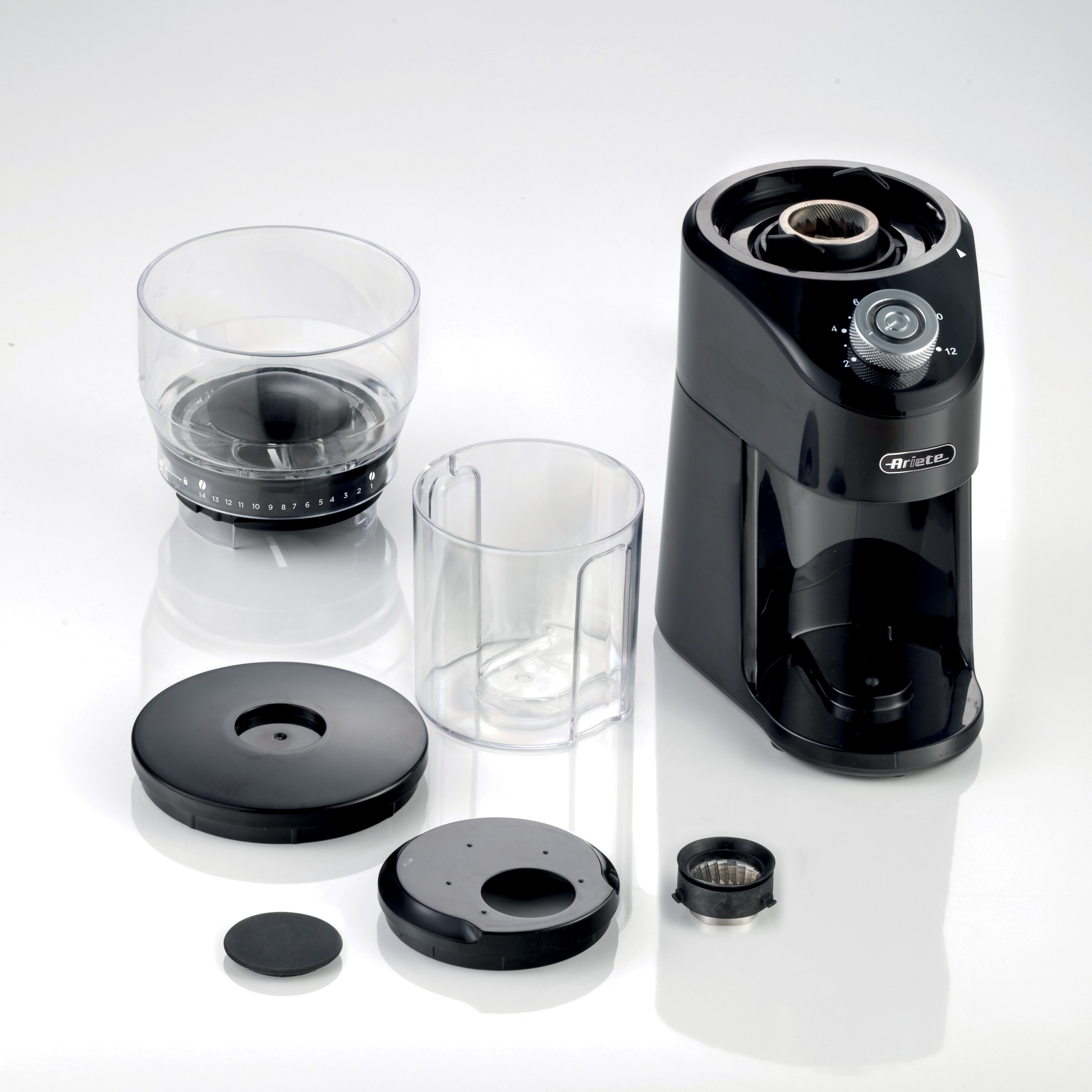 Un molinillo de café negro desmontado con recipientes de plástico transparente y piezas.