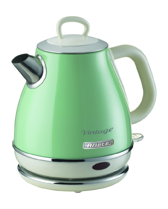 Ein mintgrüner Ariete Vintage-Wasserkocher mit cremefarbenen Griffen und verchromten Akzenten.