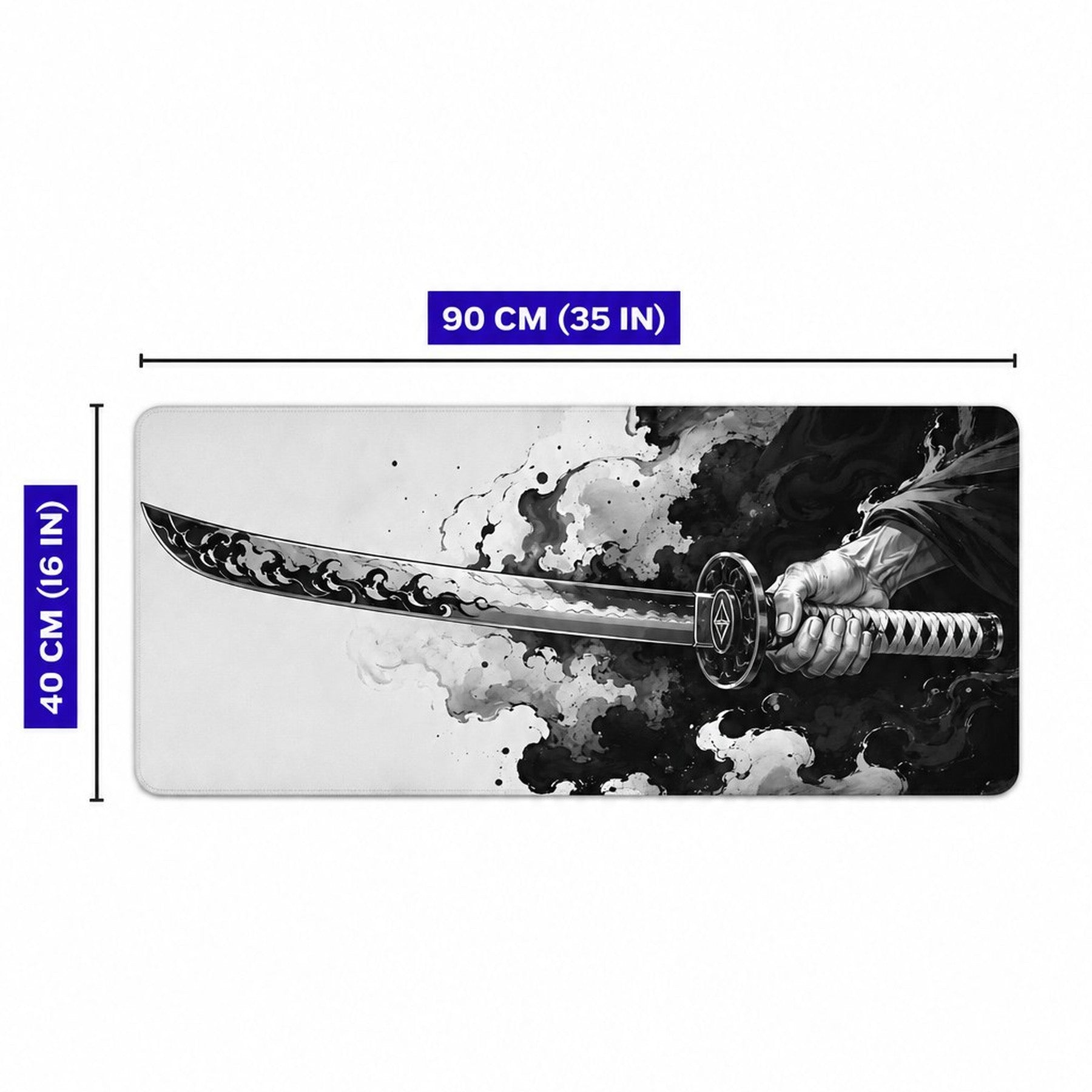 Katana tutan bir eli gösteren siyah beyaz masa matı. Boyutları 90 cm'ye 40 cm'dir.