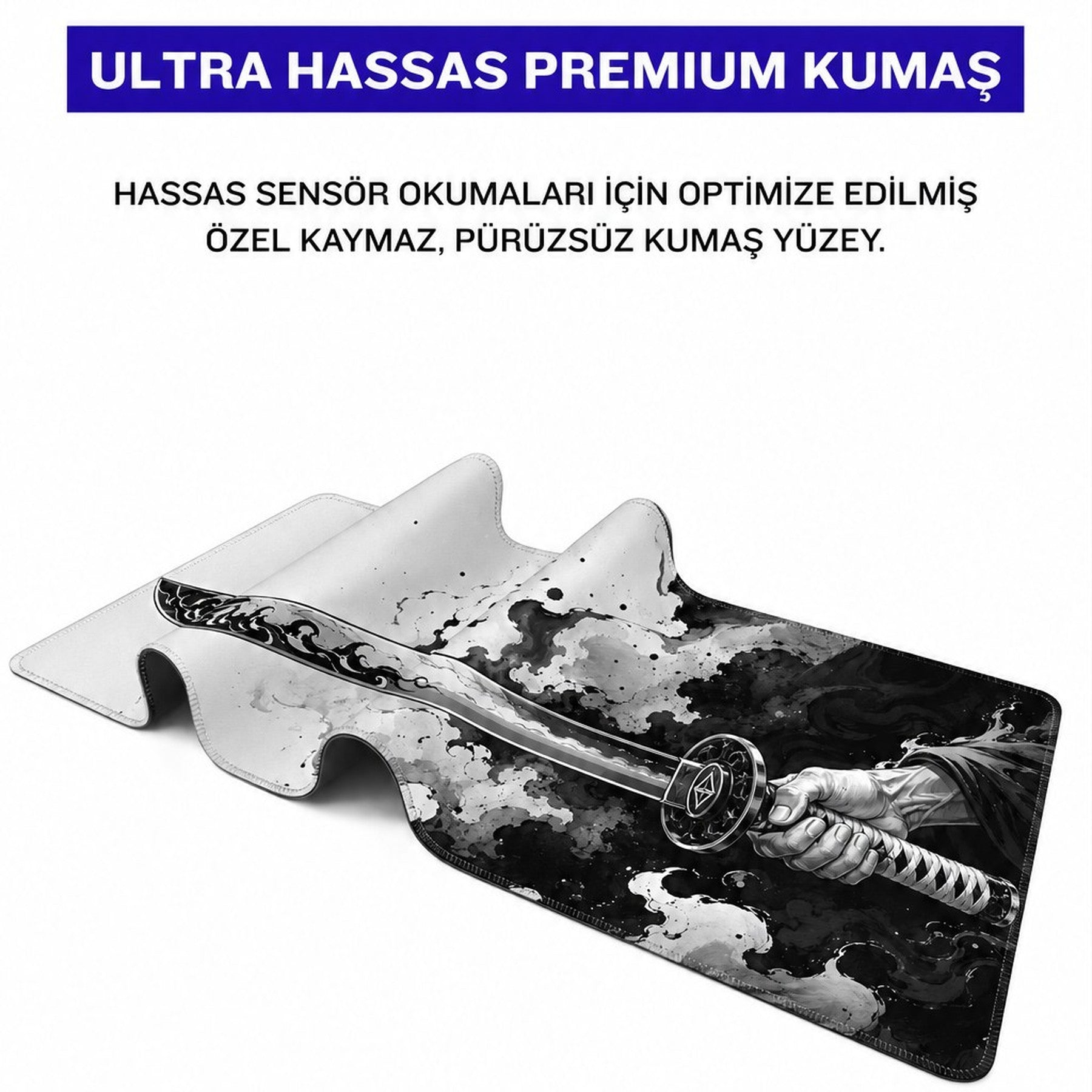 Mürekkep sıçraması fonunda samuray kılıcı tutan bir eli gösteren siyah beyaz oyuncu mousepad.