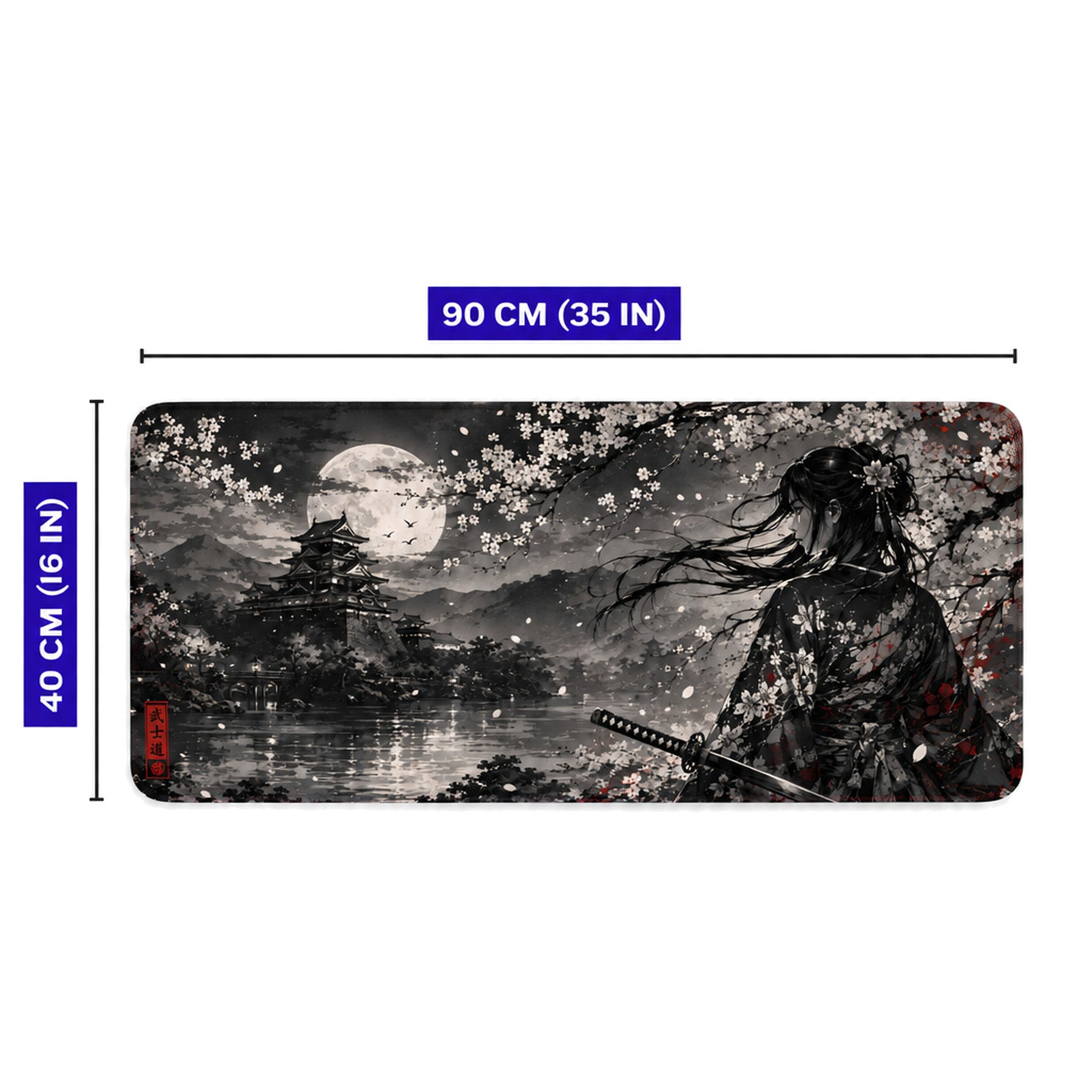 Dolunay altında bir kaleye bakan samuray kadını tasvir eden, 90x40 cm boyutlarında masa matı.