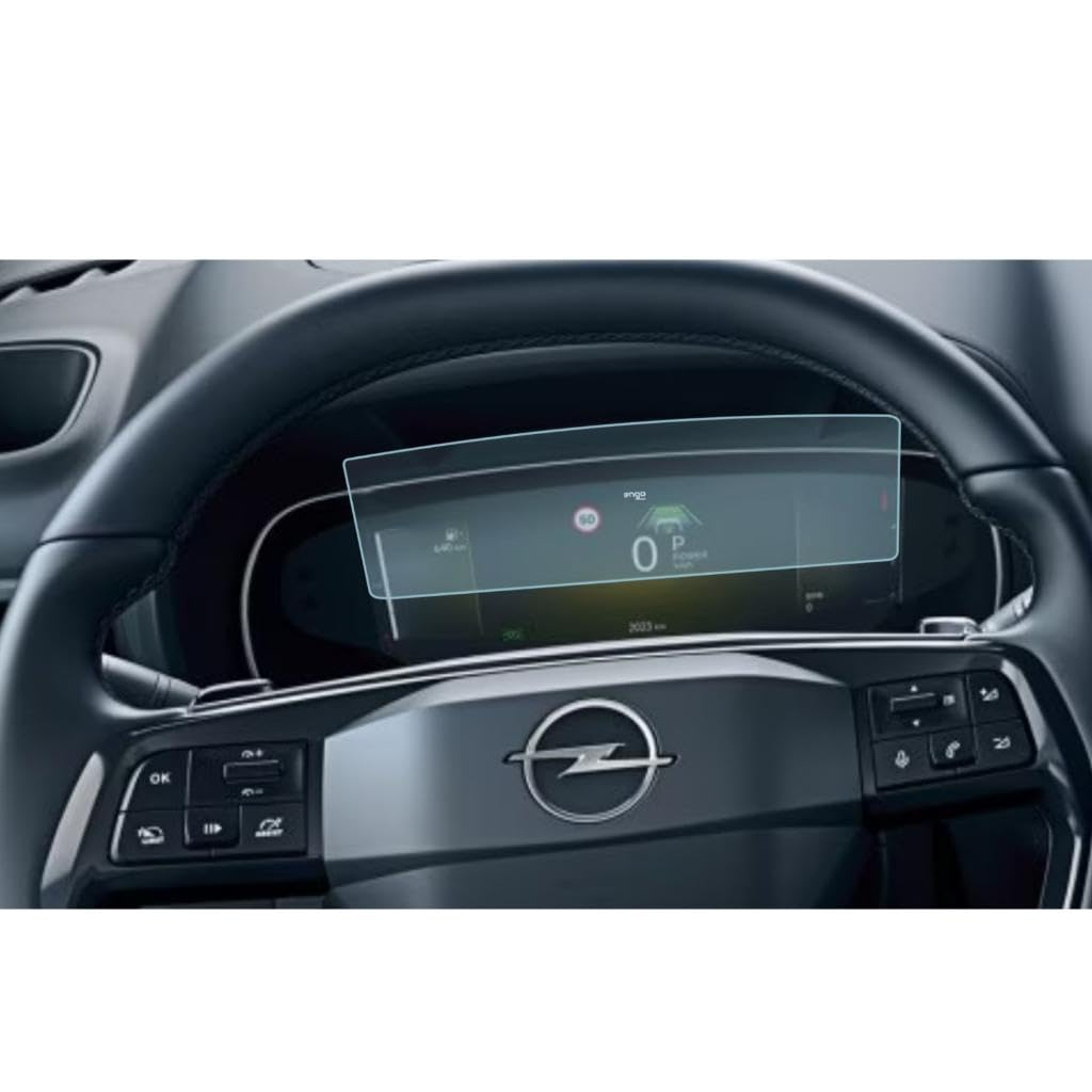 Opel logolu direksiyon simidi ve 0 hız gösteren dijital gösterge panelinin yakın plan görüntüsü.