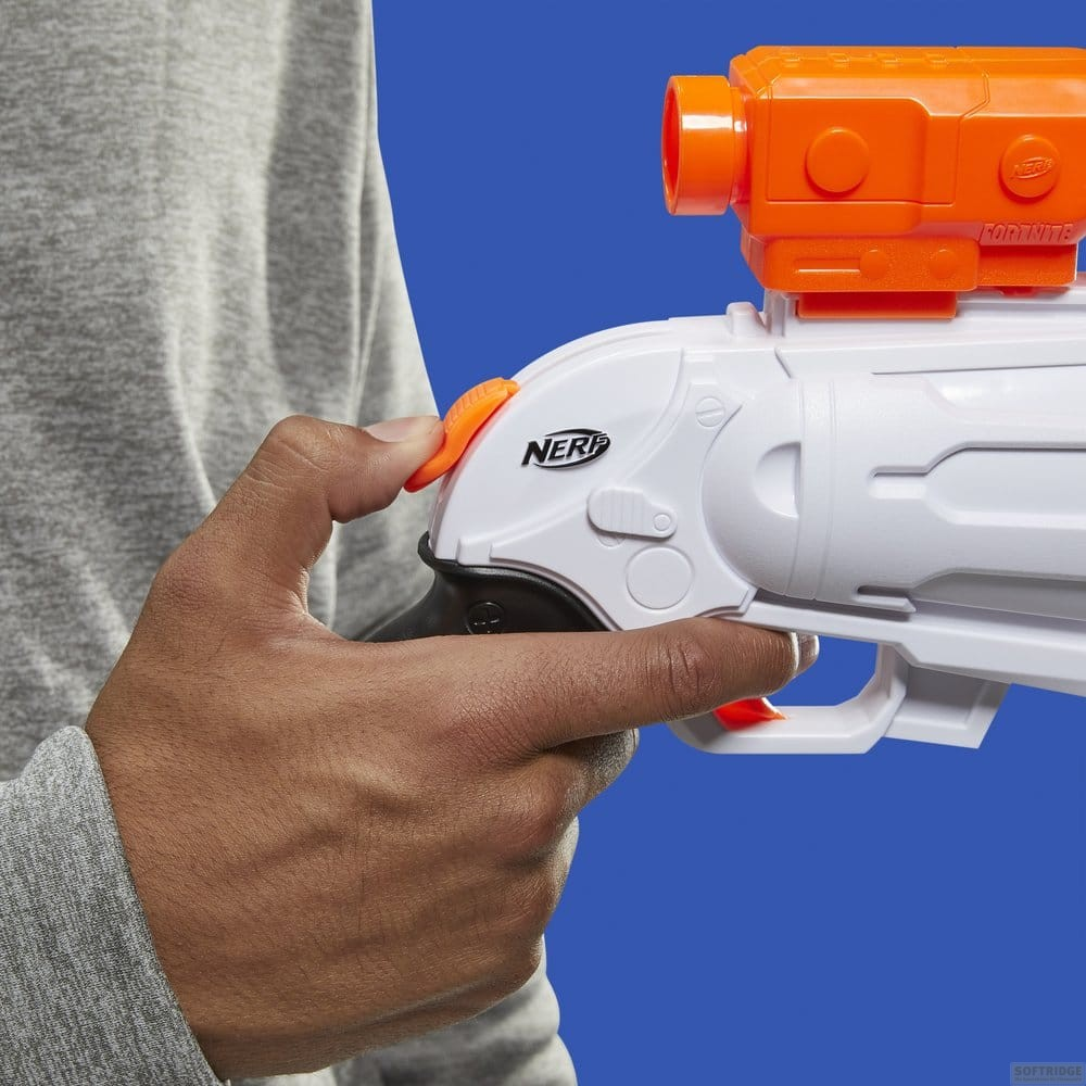 Eine Person hält eine weiße Nerf-Pistole mit orangem Zielfernrohr vor blauem Hintergrund.