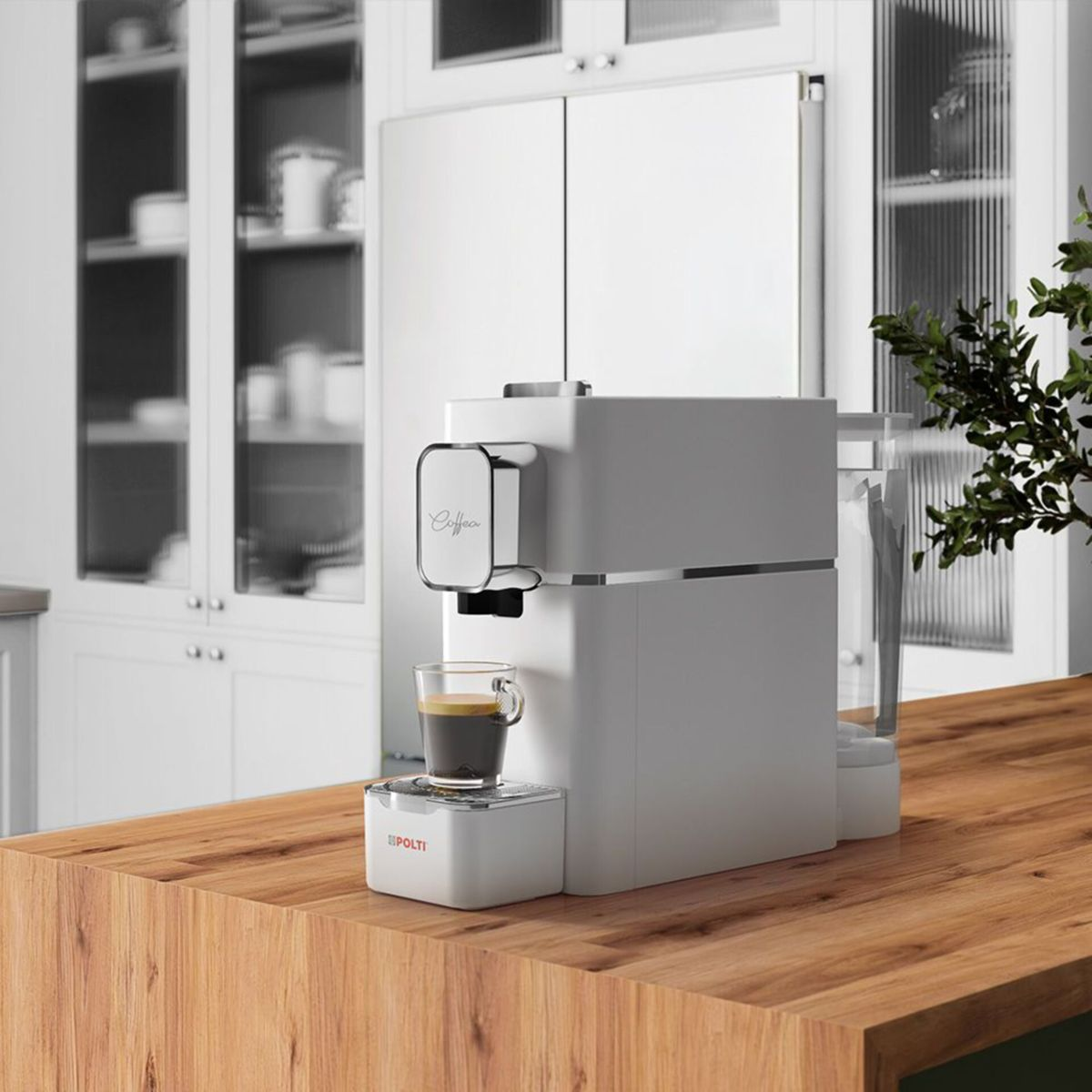 Eine weiße Espressomaschine auf einer Holzarbeitsplatte in einer modernen Küche mit einer gefüllten Tasse.