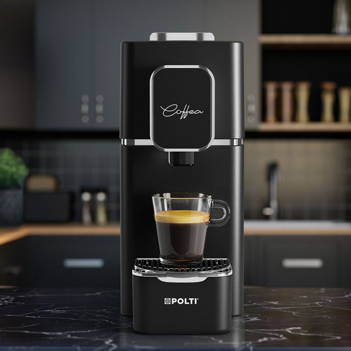 Eine schwarze Polti Kaffeemaschine mit einer Glastasse frischen Espresso auf einer dunklen Marmortheke.