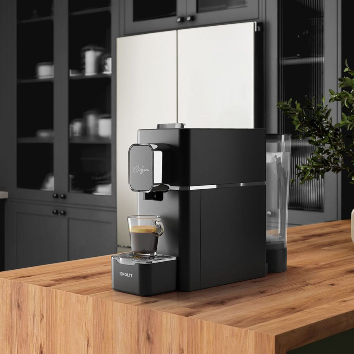 Eine schwarze Kaffeemaschine steht auf einer Holzarbeitsplatte in einer modernen Küche mit dunklen Schränken.