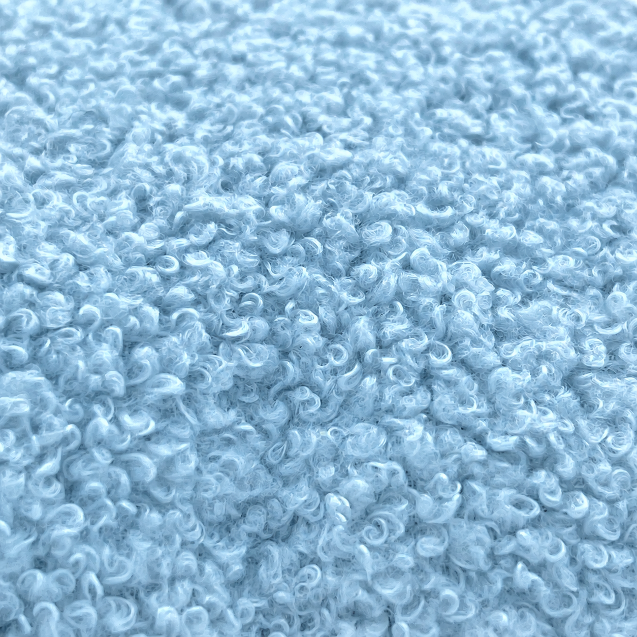Nahaufnahme einer hellblauen Sherpa-Fleece-Textur mit lockigen Fasern.