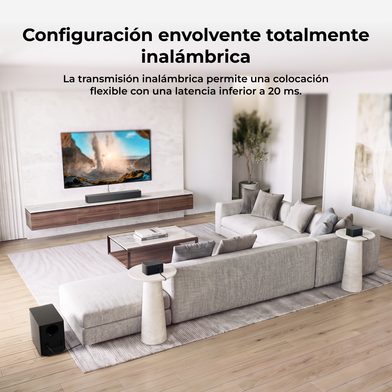 Salón con televisor, barra de sonido y altavoces inalámbricos.