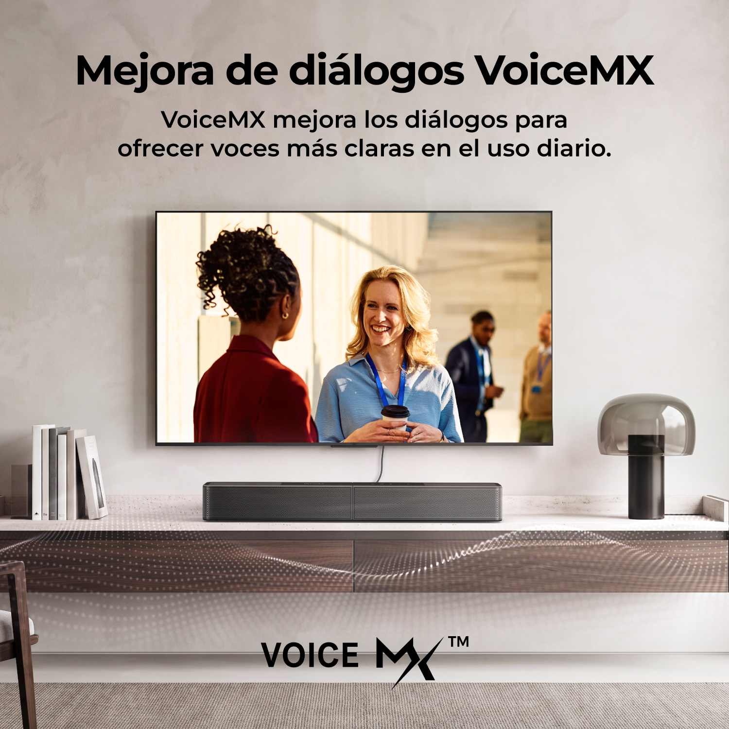 Un televisor que muestra a dos mujeres sonrientes, una barra de sonido y texto sobre la mejora de diálogos VoiceMX.