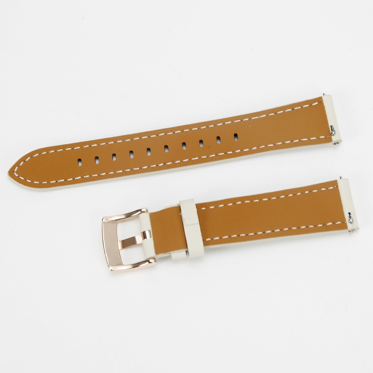 Ein braunes Lederarmband mit weißer Naht, goldener Schließe und weißen Kanten liegt auf weißem Hintergrund.