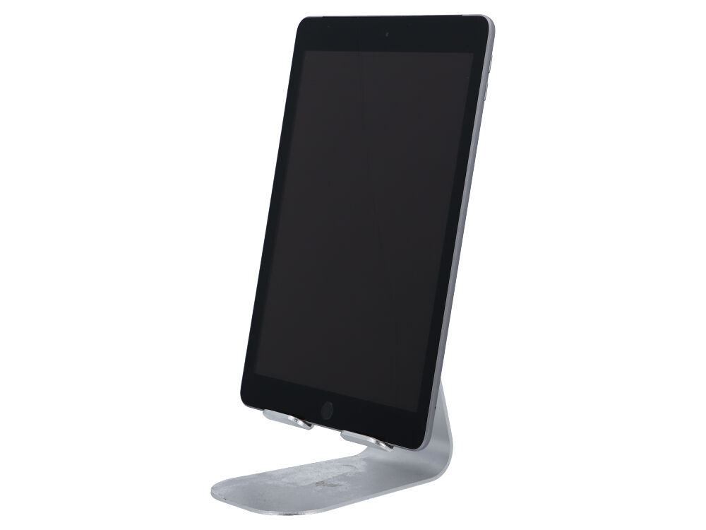 Czarny tablet stoi pionowo na srebrnym metalowym stojaku na białym tle.