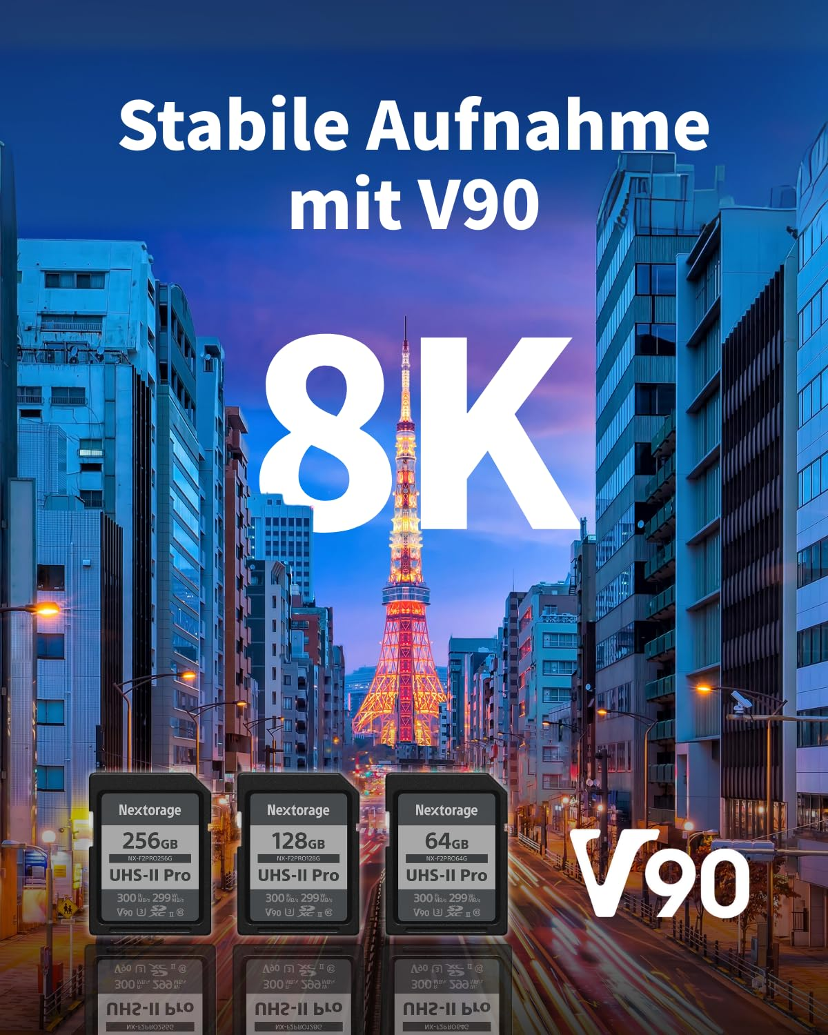 Trois cartes SD Nextorage UHS-II Pro devant un paysage urbain illuminé avec la tour de Tokyo.