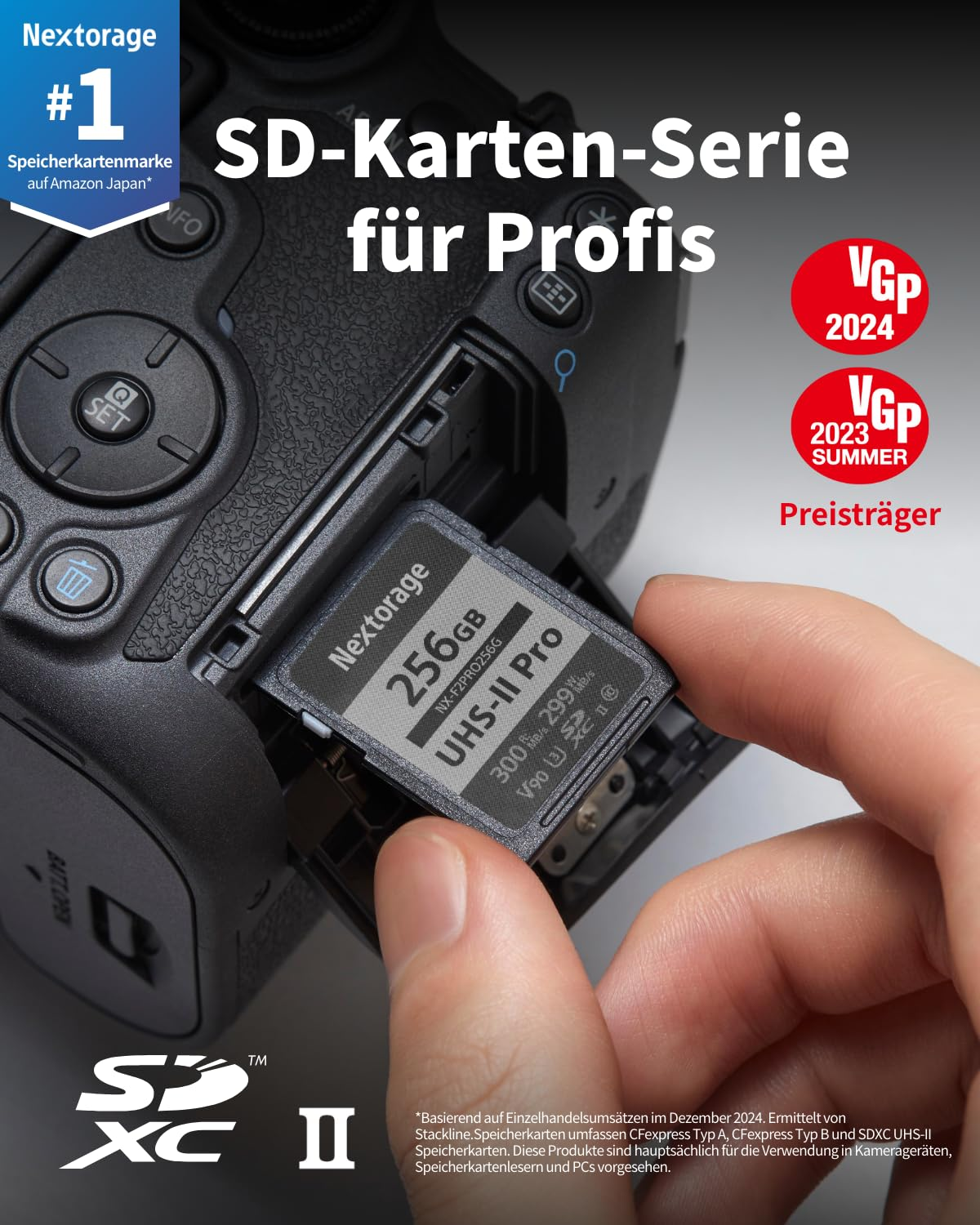Une main insère une carte SD Nextorage 256 Go dans un appareil photo.