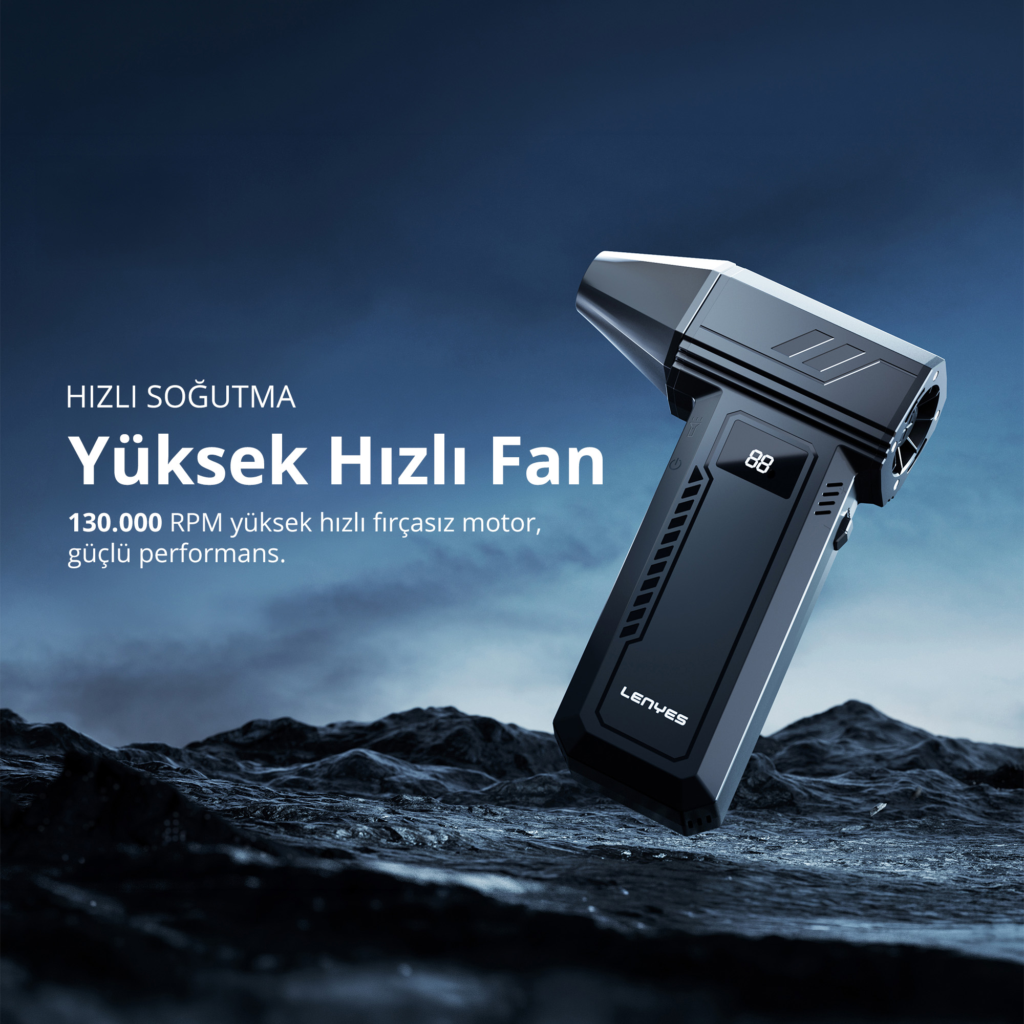 Dijital ekranlı taşınabilir siyah mini jet fan, karanlık ve kayalık bir manzaranın önünde havada duruyor.