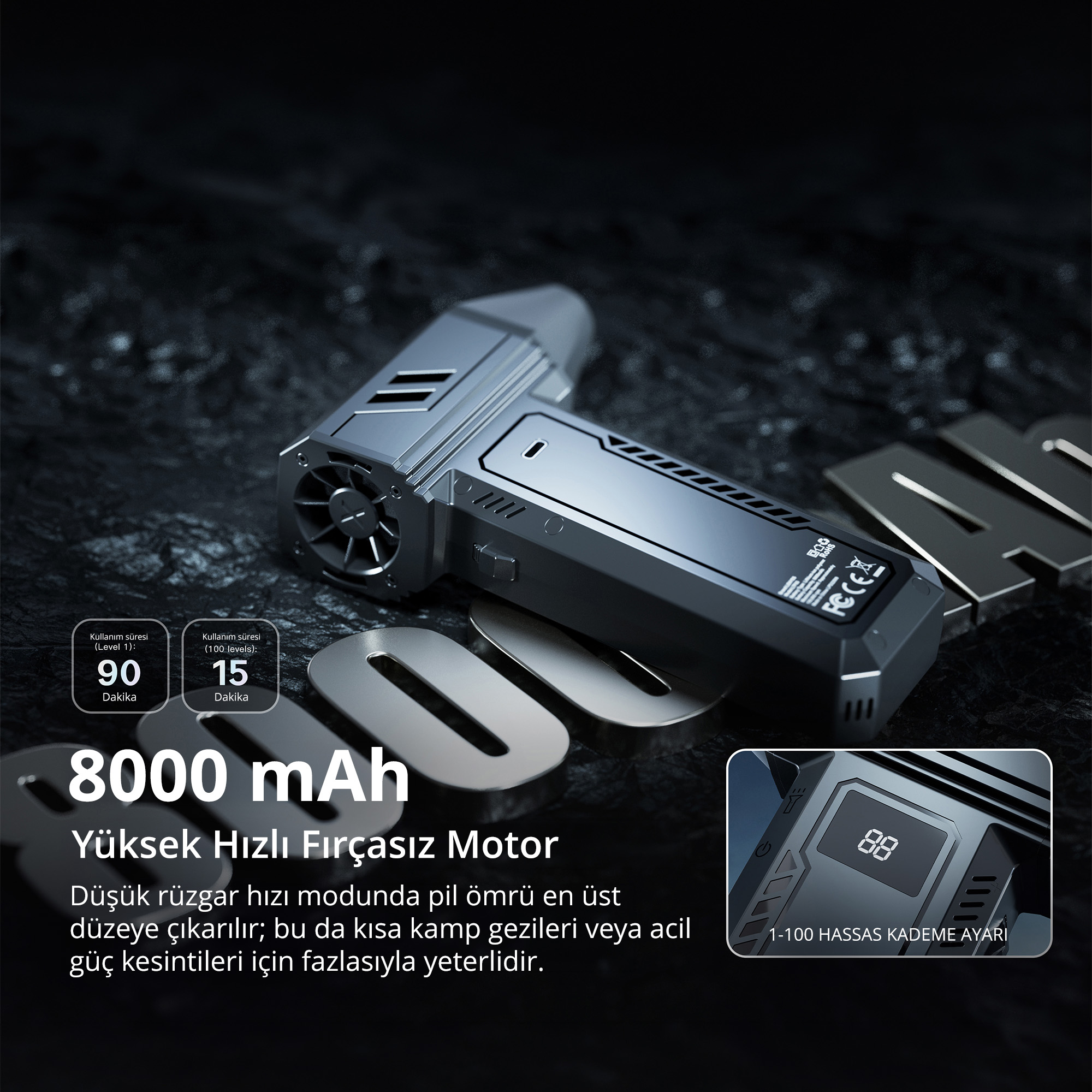 Dokulu bir yüzey üzerinde duran, dijital ekranlı ve 8000 mAh yazılı şık gri taşınabilir jet fan.